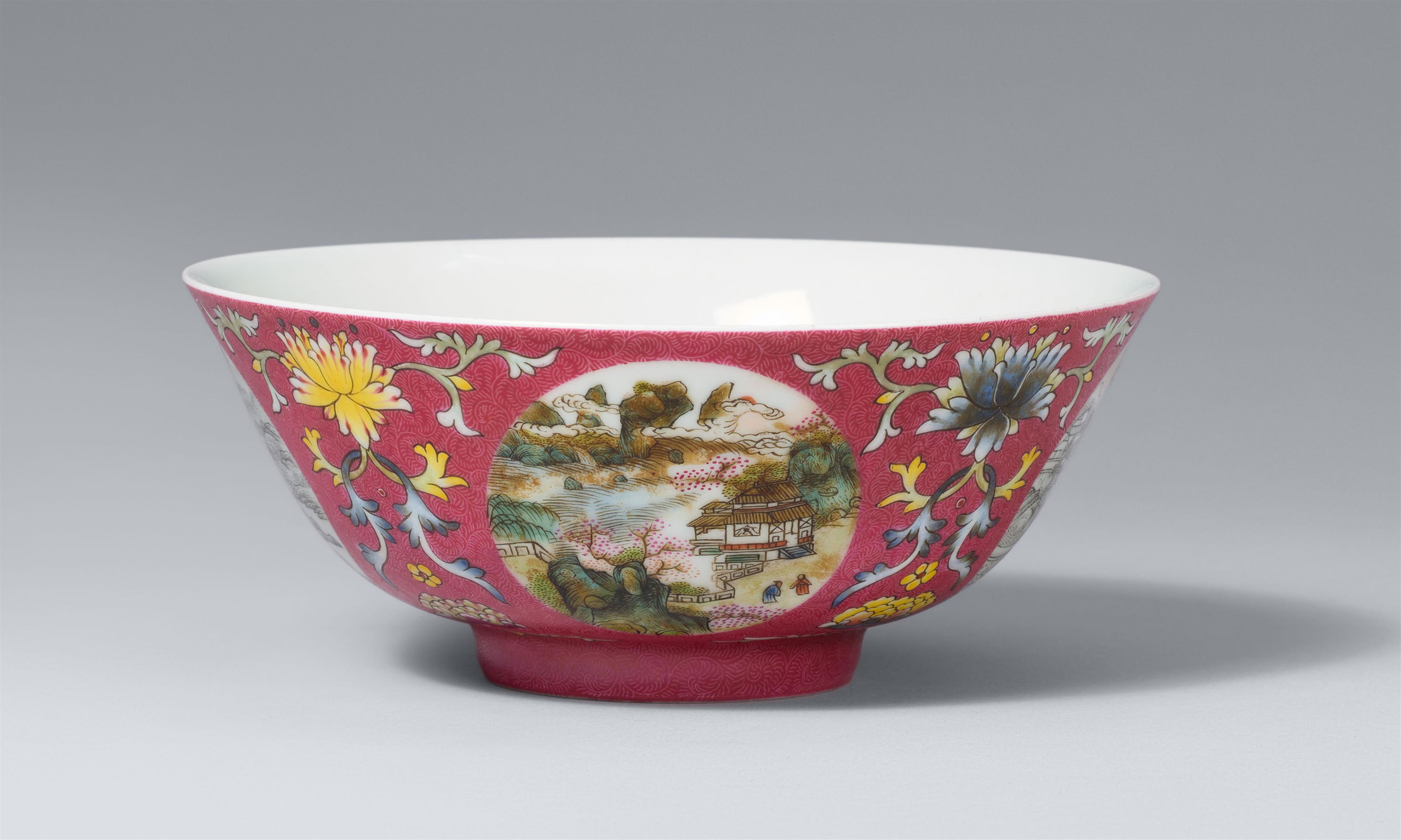 A famille rose ruby-ground sgraffiato medallion bowl. 19th/20th century - image-1