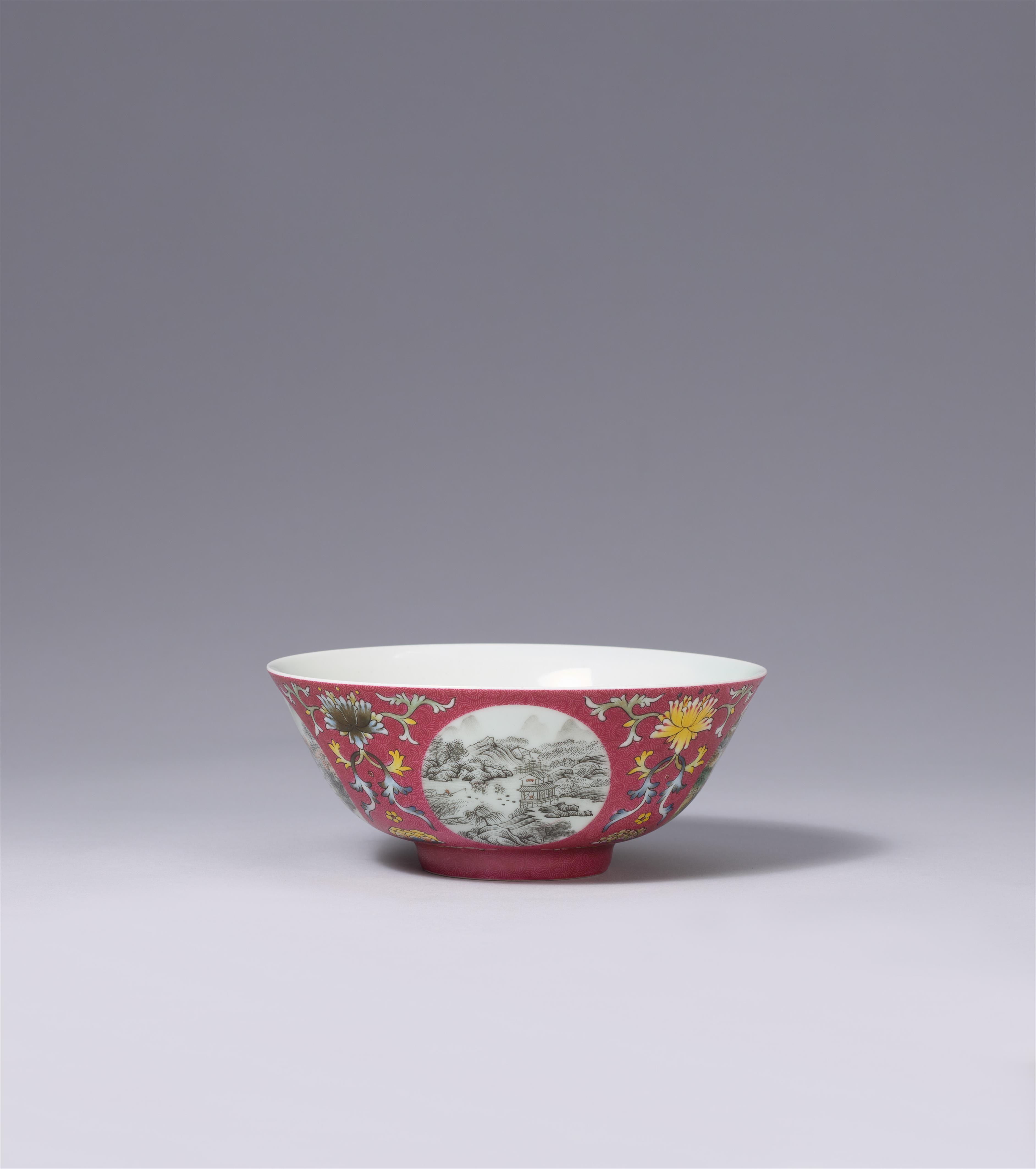 A famille rose ruby-ground sgraffiato medallion bowl. 19th/20th century - image-2