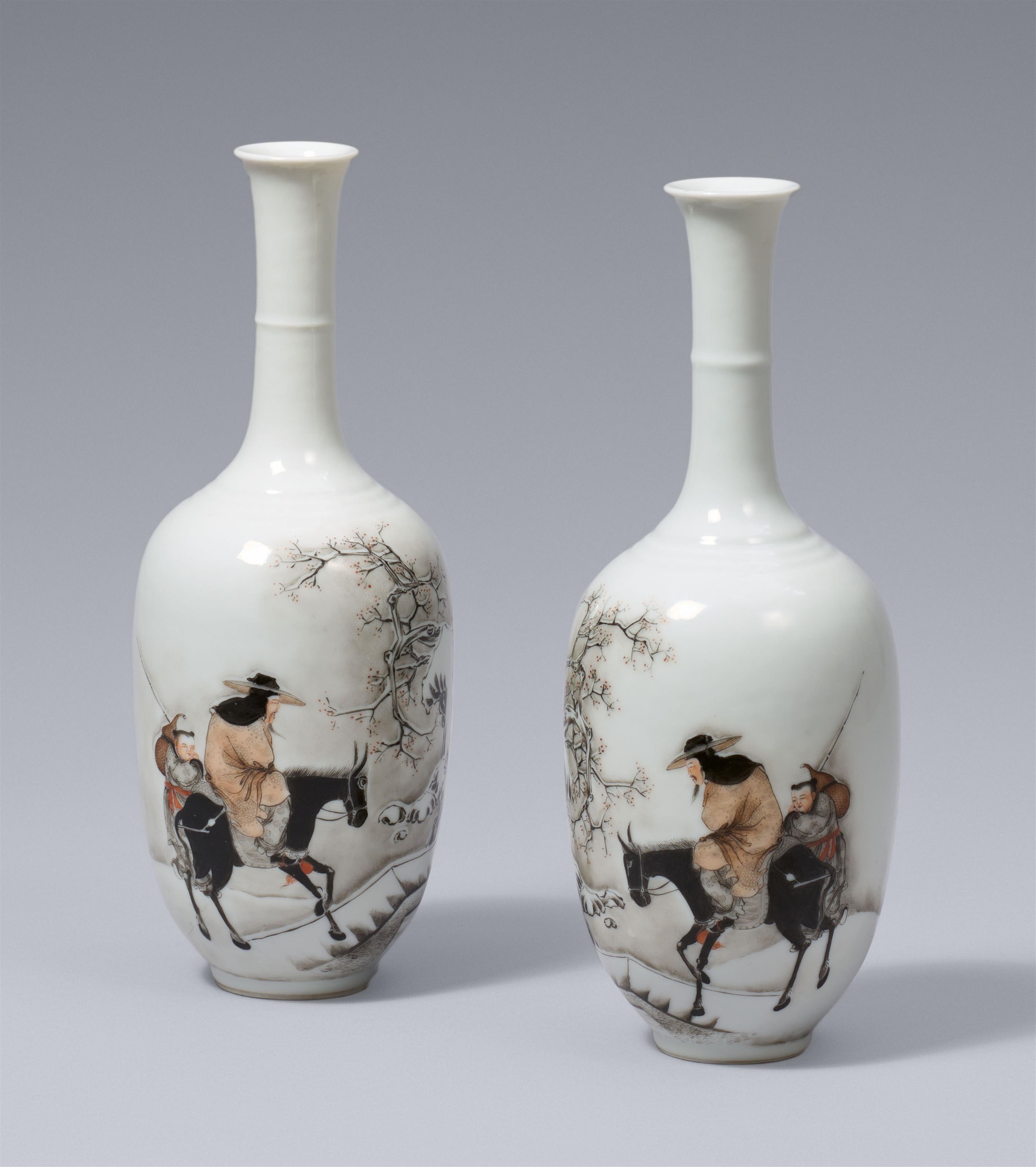 A pair of grisaille-painted vases. Republic period (1912–1949) or later, 20th century - image-1