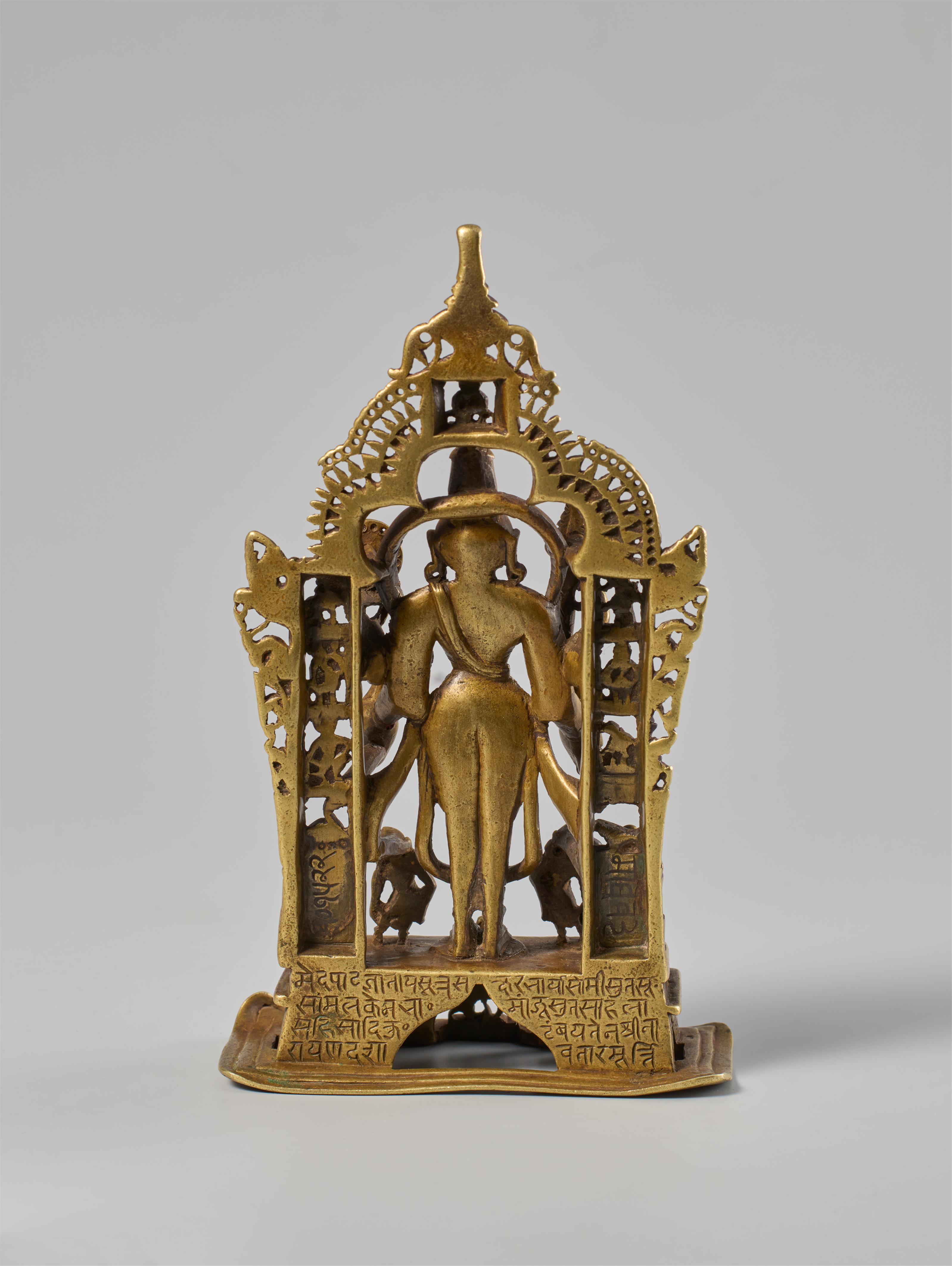 Vishnu-Altar. Gelbguss. West-Indien, Gujarat. Inschriftlich datiert 1465 - image-2