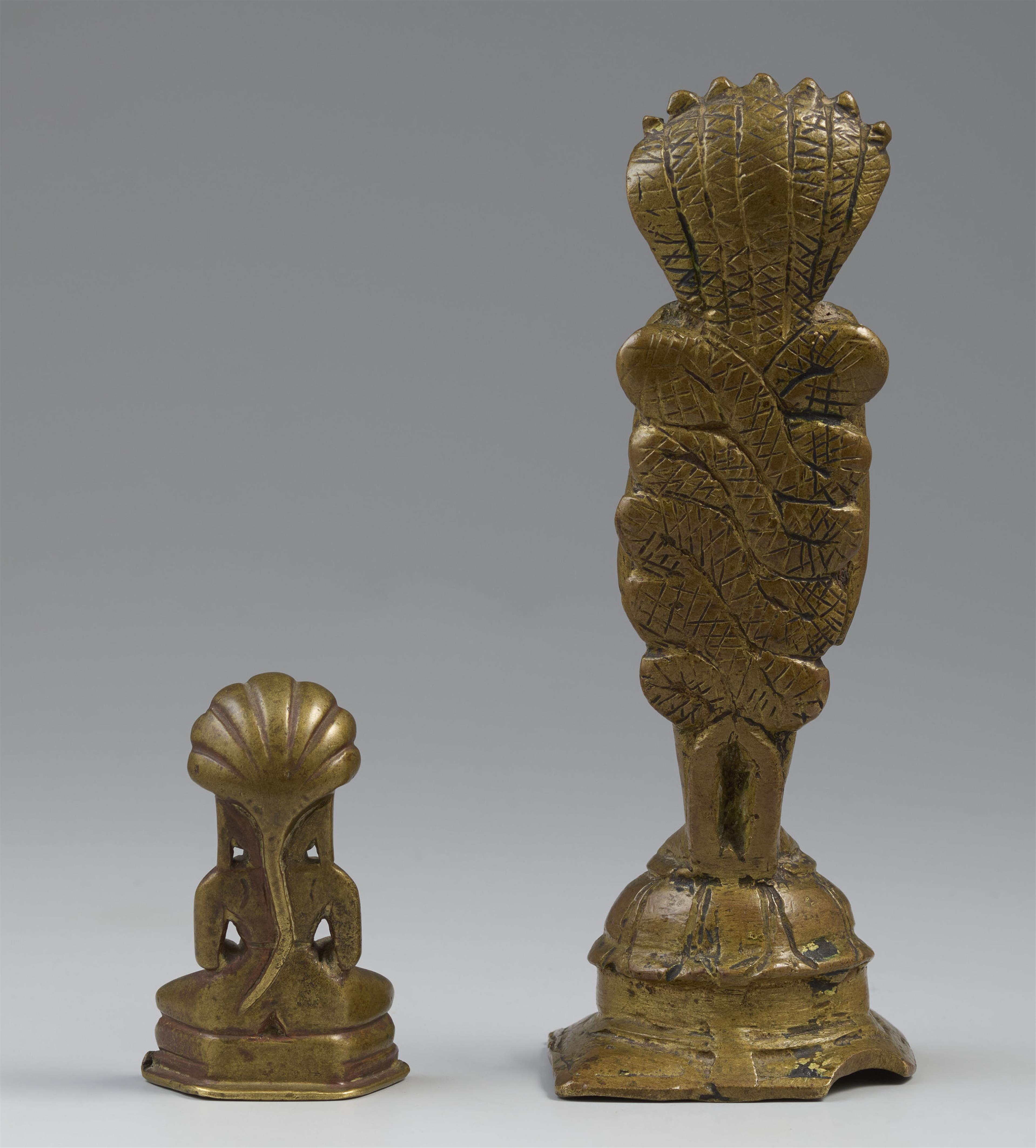 Two copper alloy Jain figures. Western India, Gujarat. 15th/18th century - image-2