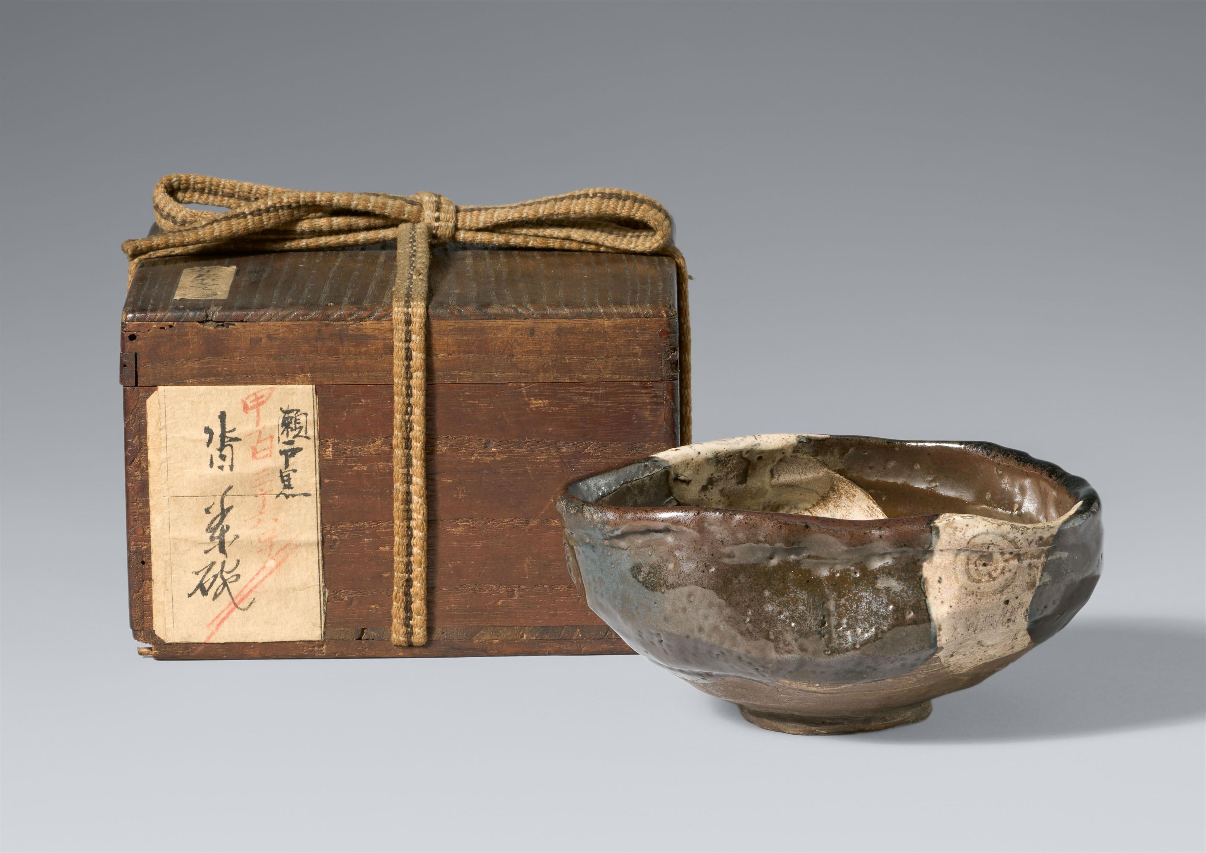 An Oribe-type chawan. Probably Seto, Mino area. Edo period - image-1