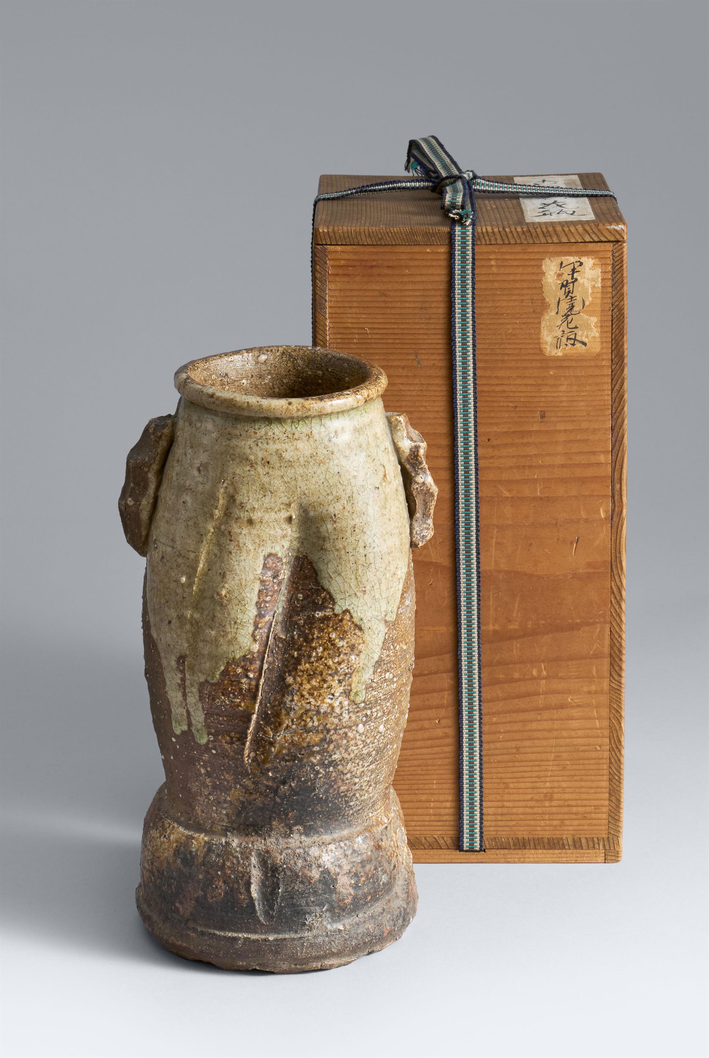 A large Iga vase. Early Edo period - image-1