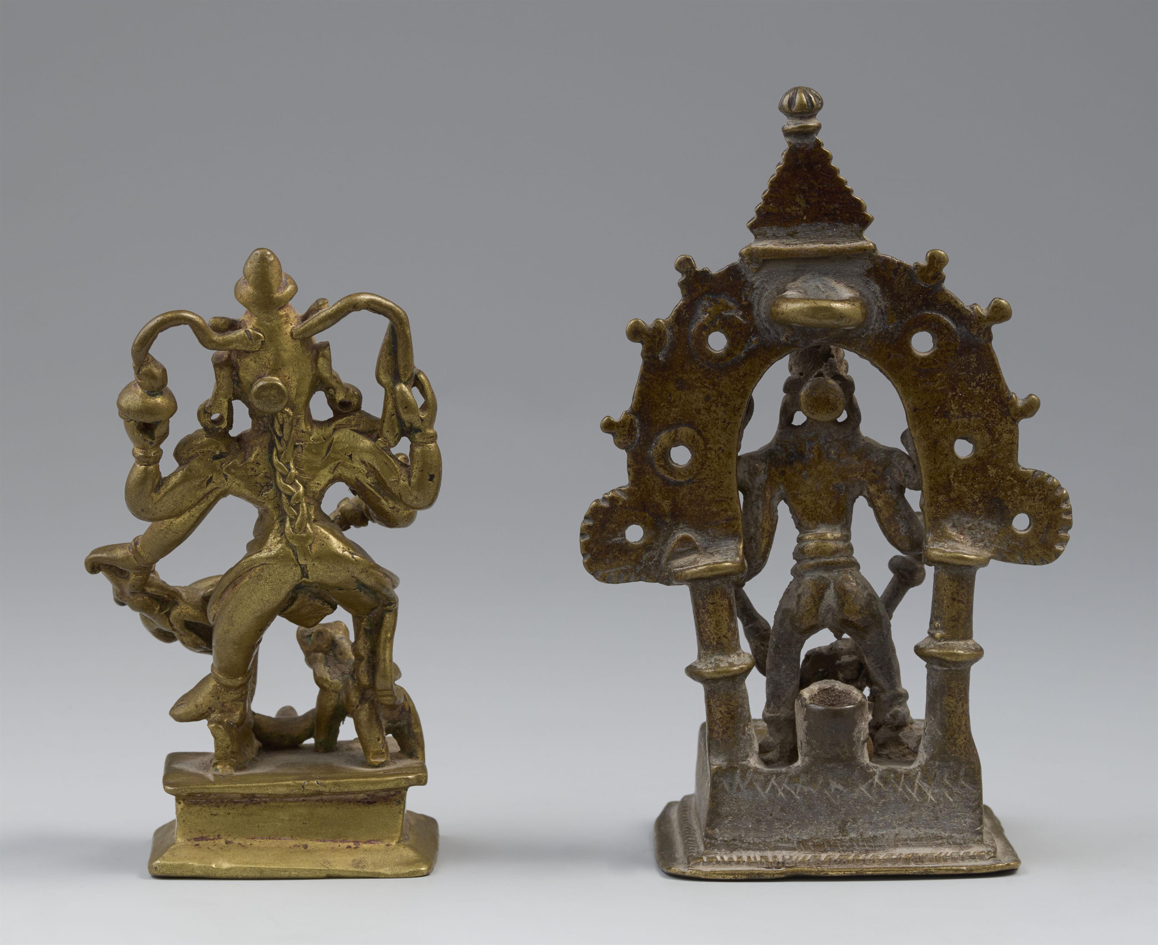 Zwei Mahishasuramardini-Figuren. Gelbmetall. Zentral-Indien, Maharashtra. 19. Jh. - image-2