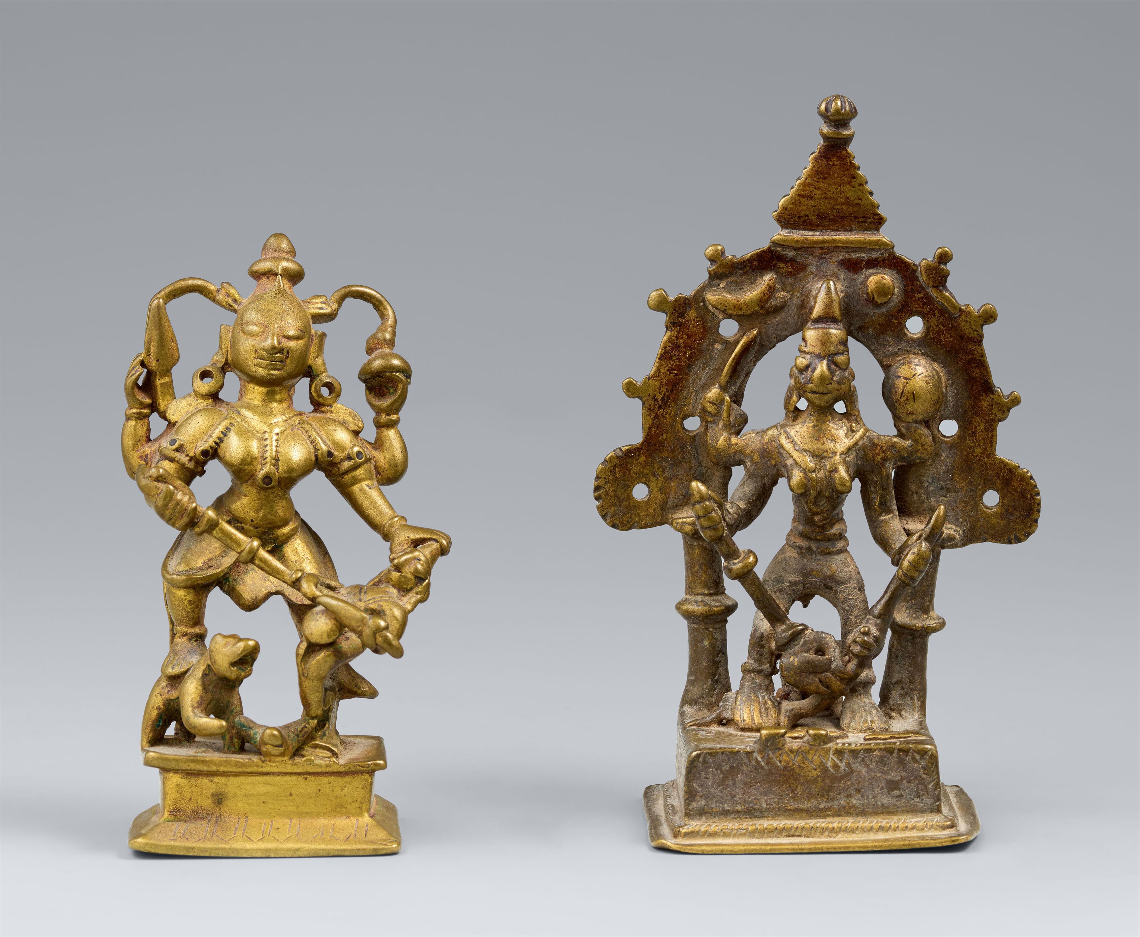 Zwei Mahishasuramardini-Figuren. Gelbmetall. Zentral-Indien, Maharashtra. 19. Jh. - image-1