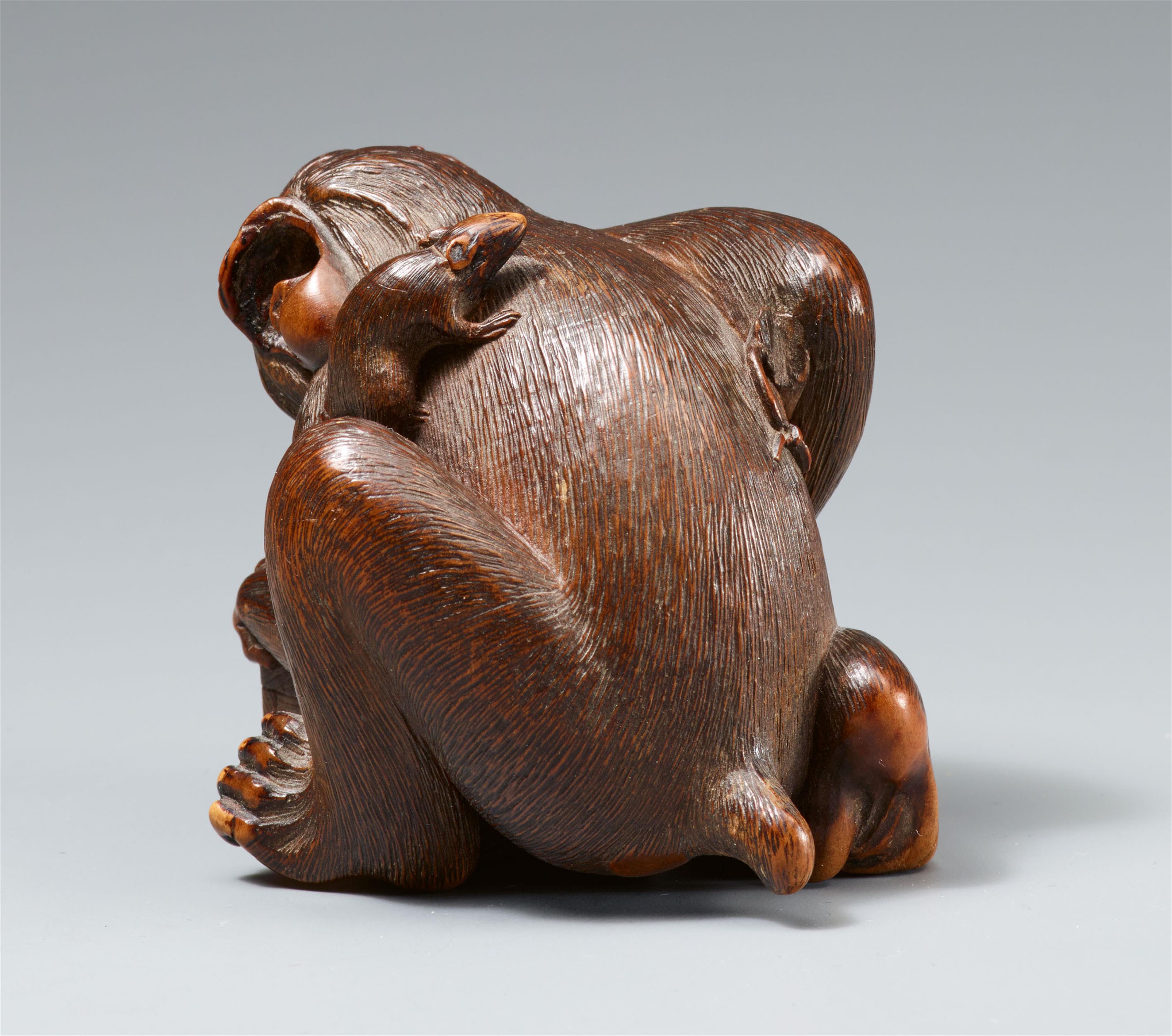 A boxwood okimono of a shouting monkey parodying a luckless rat catcher. Mid-19th century - image-3