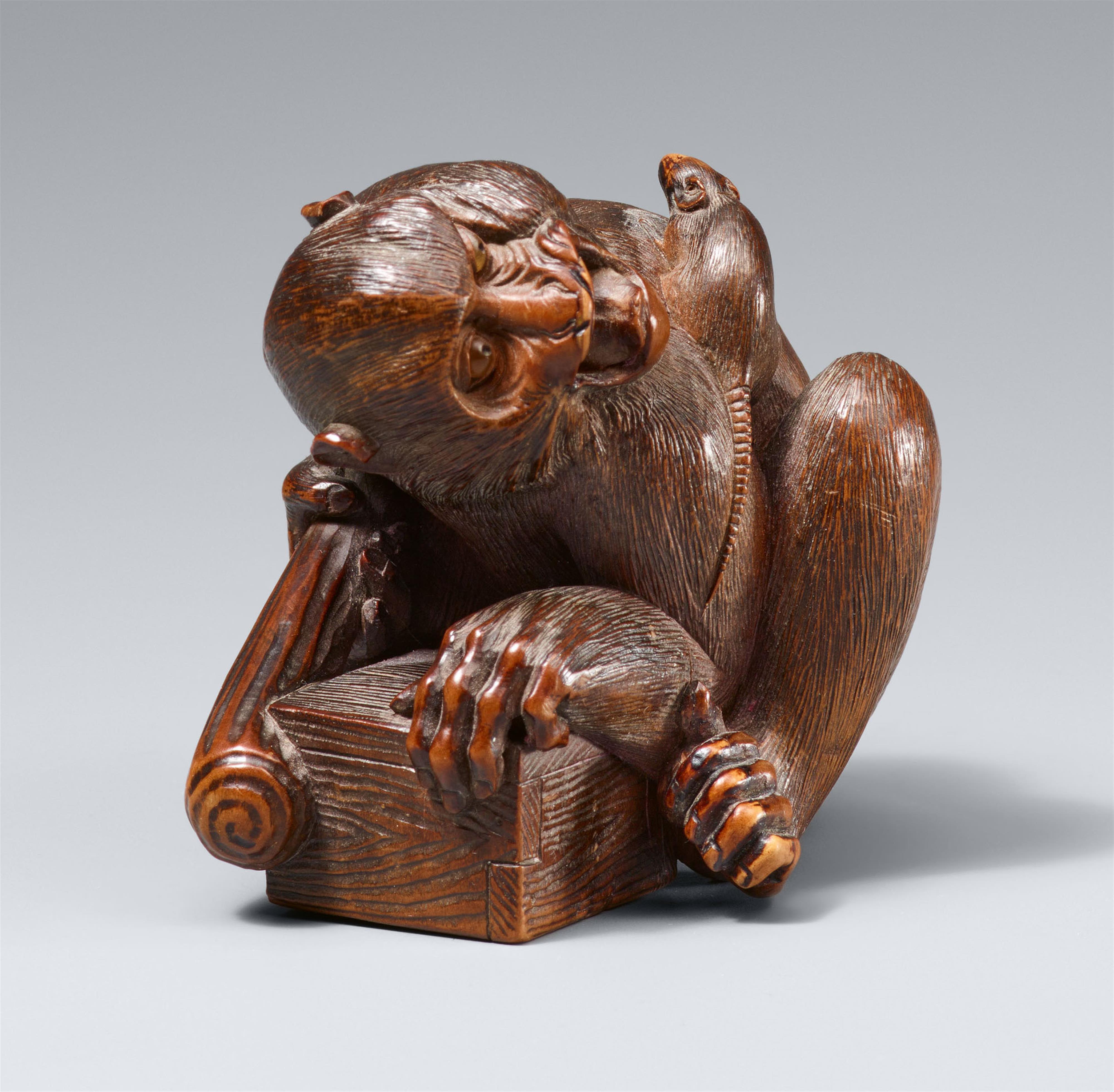 Okimono eines schreienden Affen als glückloser Rattenfänger. Buchsbaum. Mitte 19. Jh. - image-1