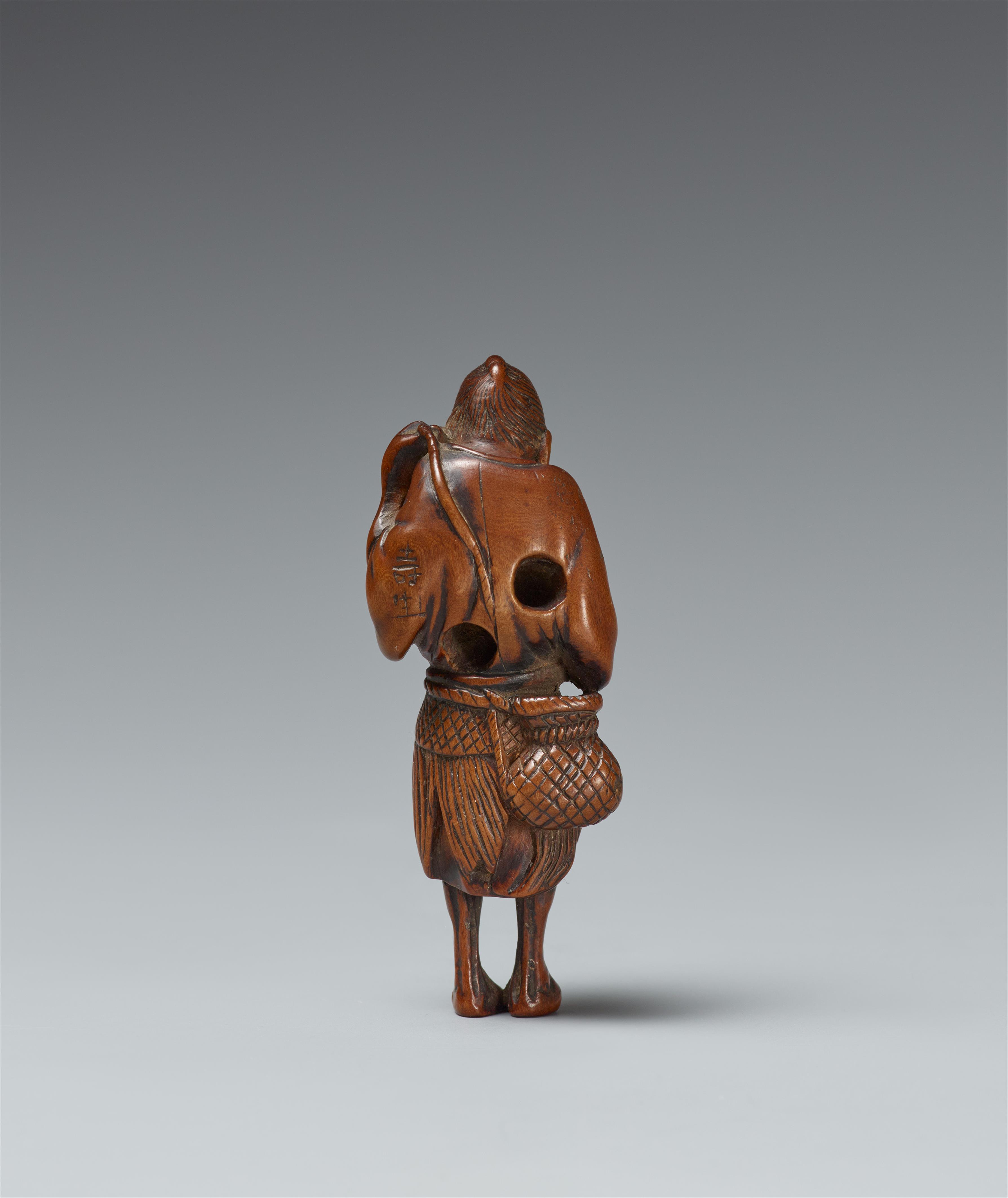 A boxwood netsuke of an old laughing fisherman. 19th century - image-2