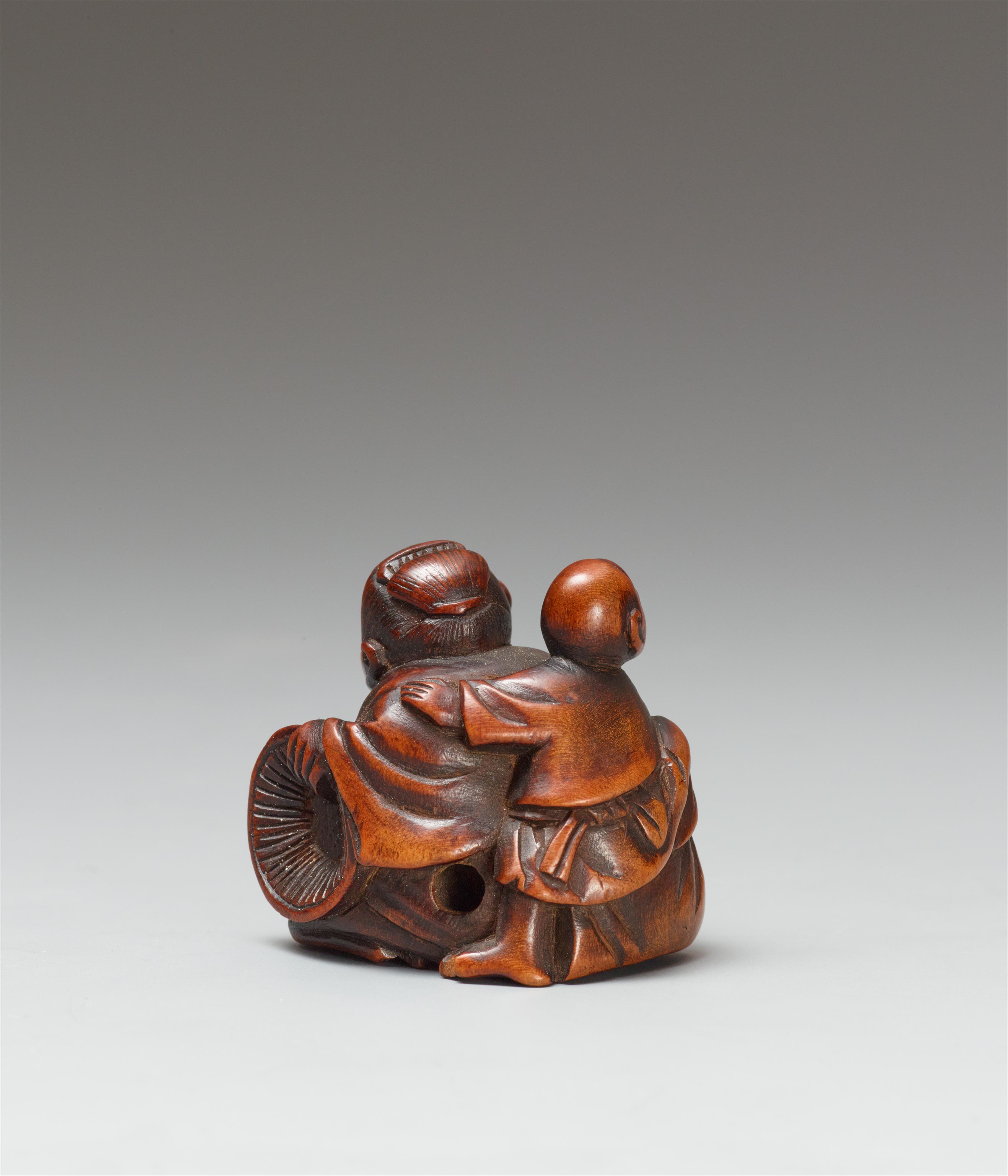 A boxwood netsuke of a mother and child. 19th century - image-2