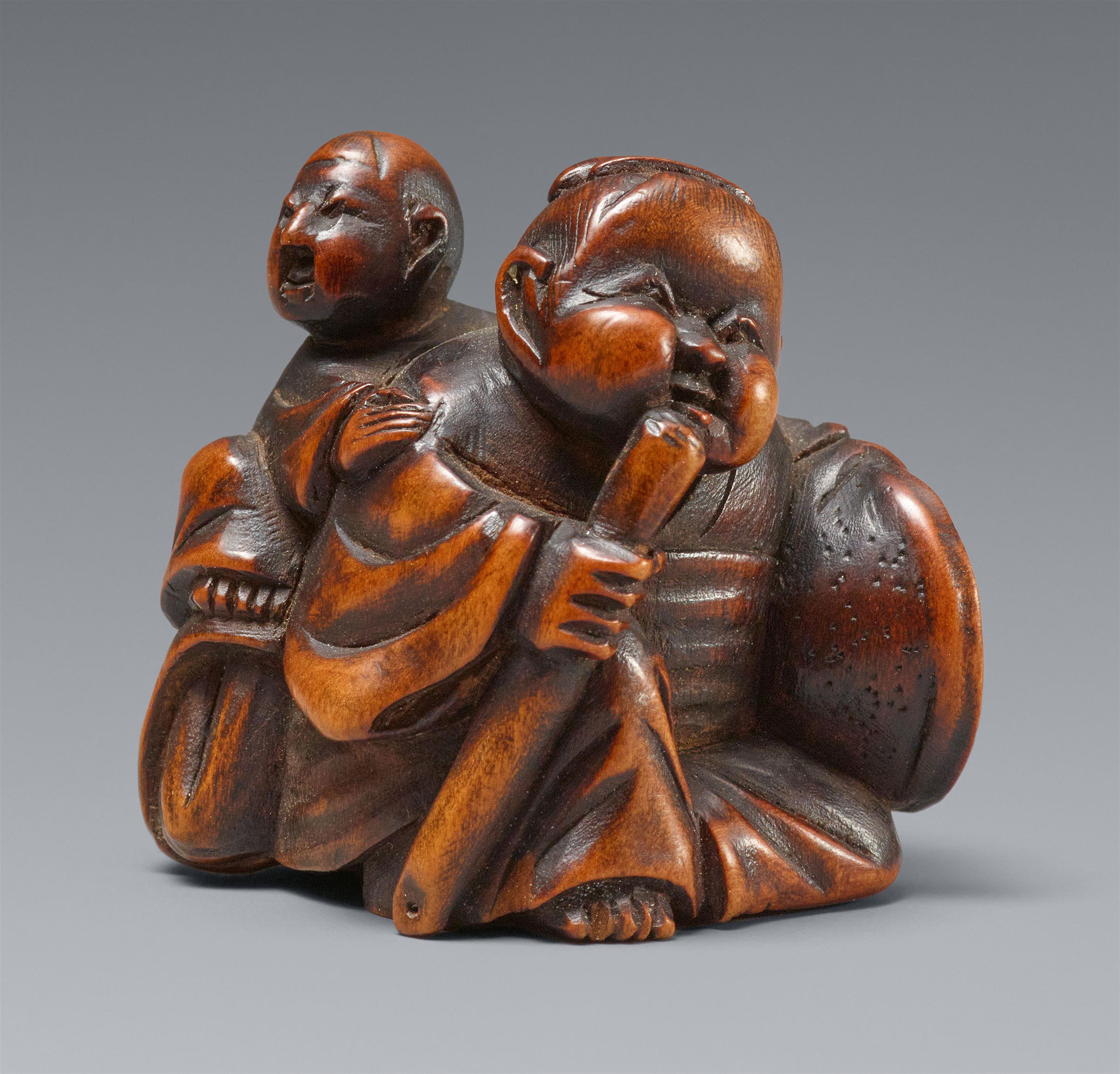 A boxwood netsuke of a mother and child. 19th century - image-1