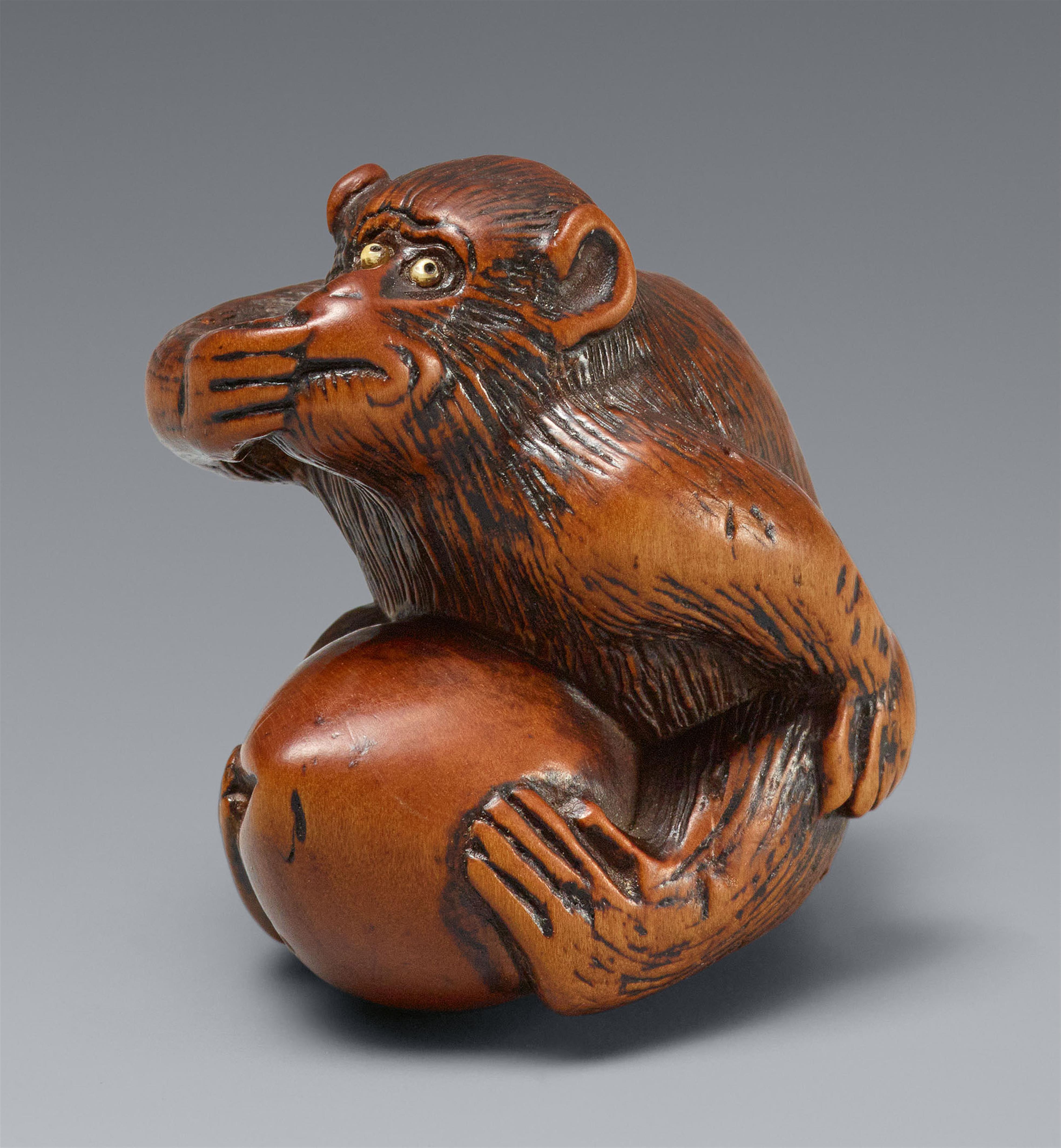 A wood netsuke of a mokey. 19th century - image-1