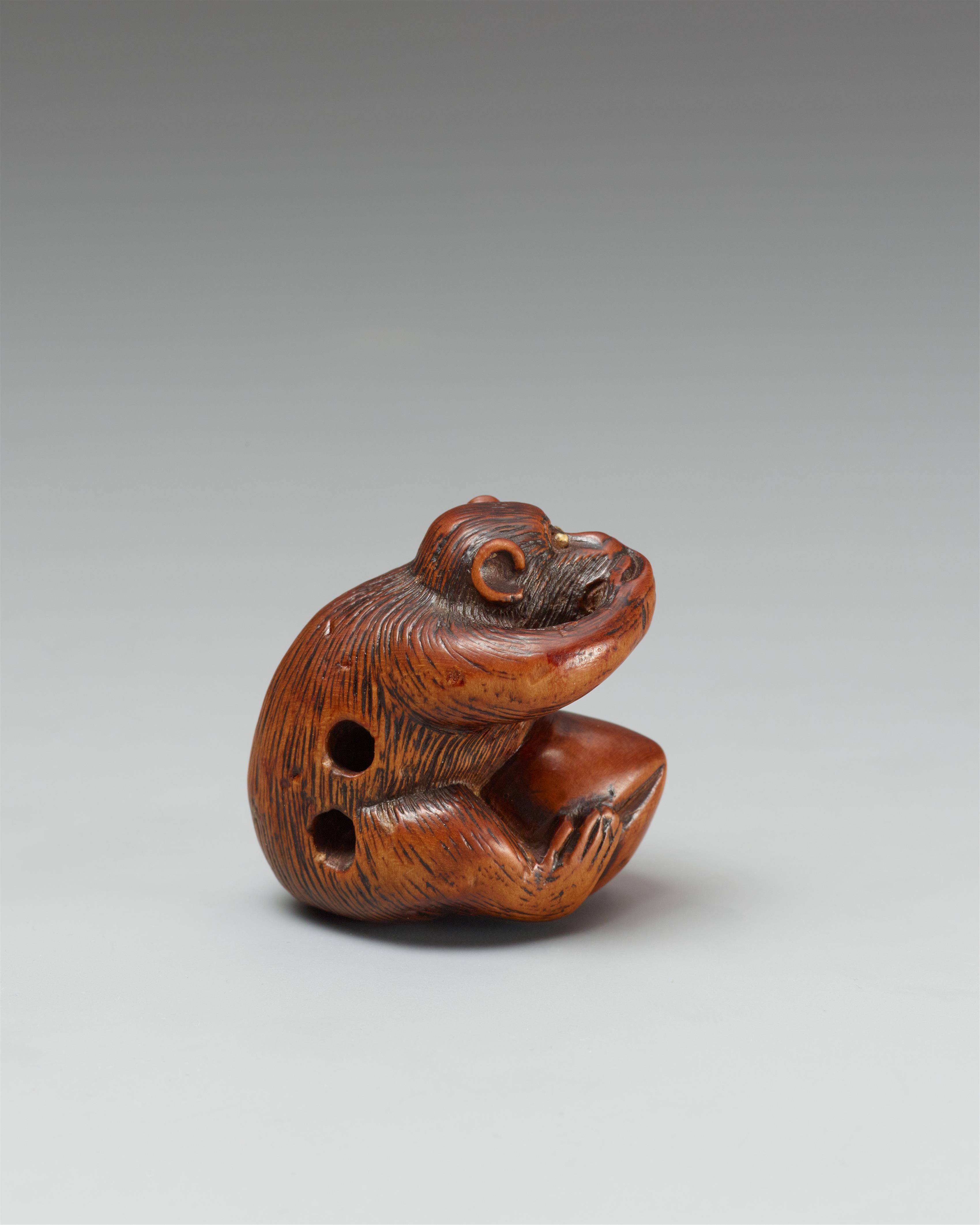 A wood netsuke of a mokey. 19th century - image-2