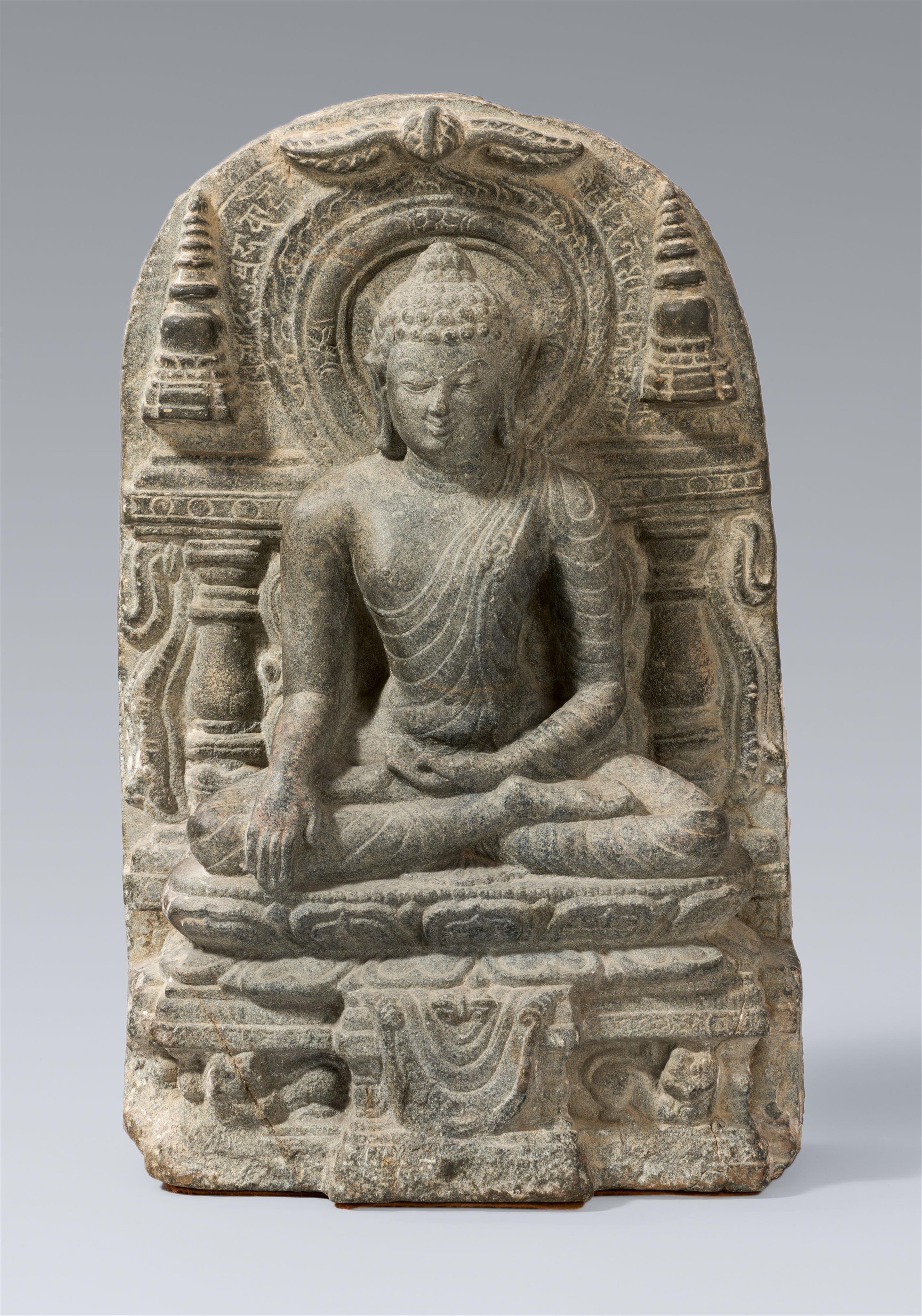 Stele des Buddha Shakyamuni. Grauer Stein. Nordost-Indien, Bihar.  9./11. Jh. - image-1