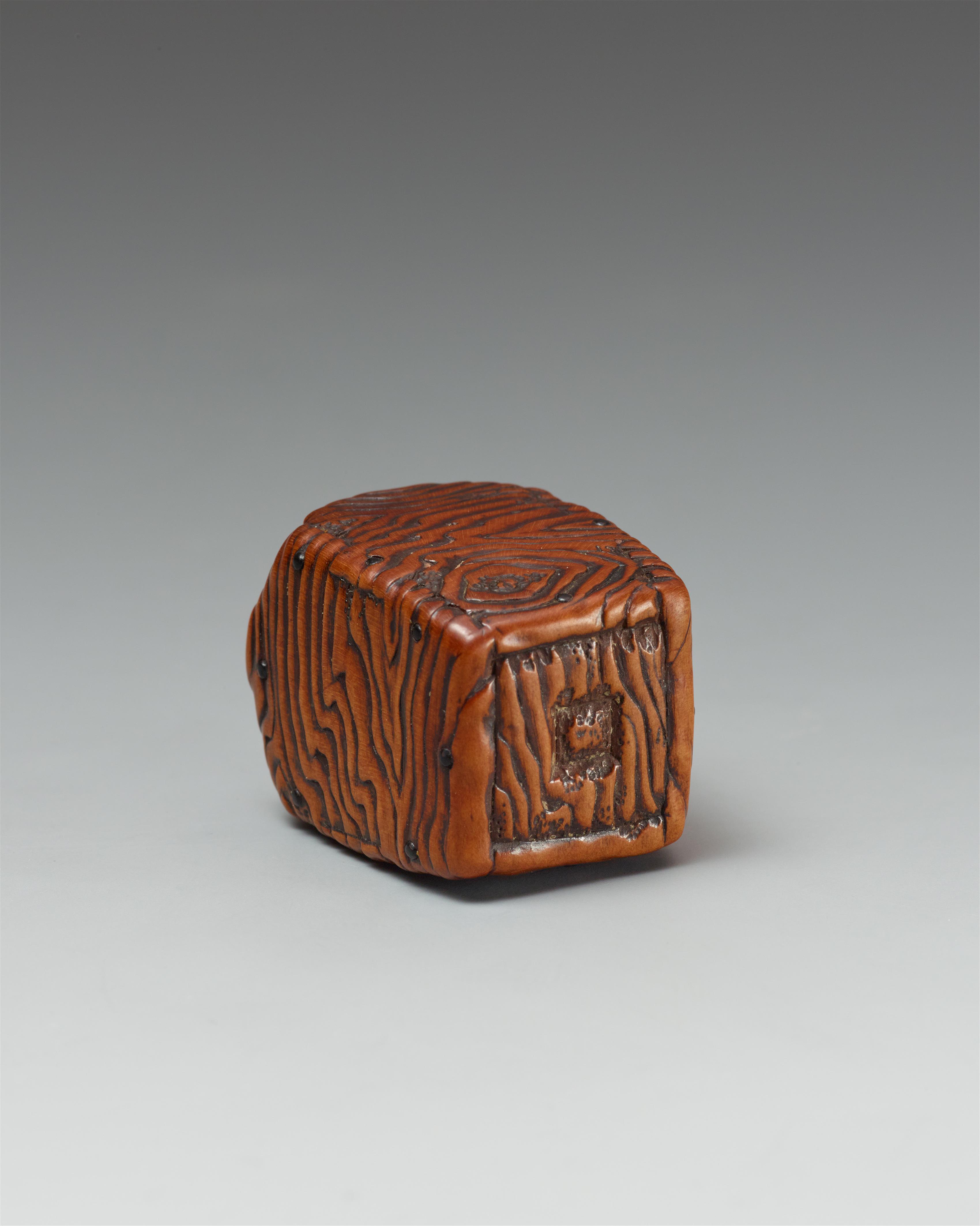 A boxwood netsuke of a discarded well bucket. First half 19th century - image-2