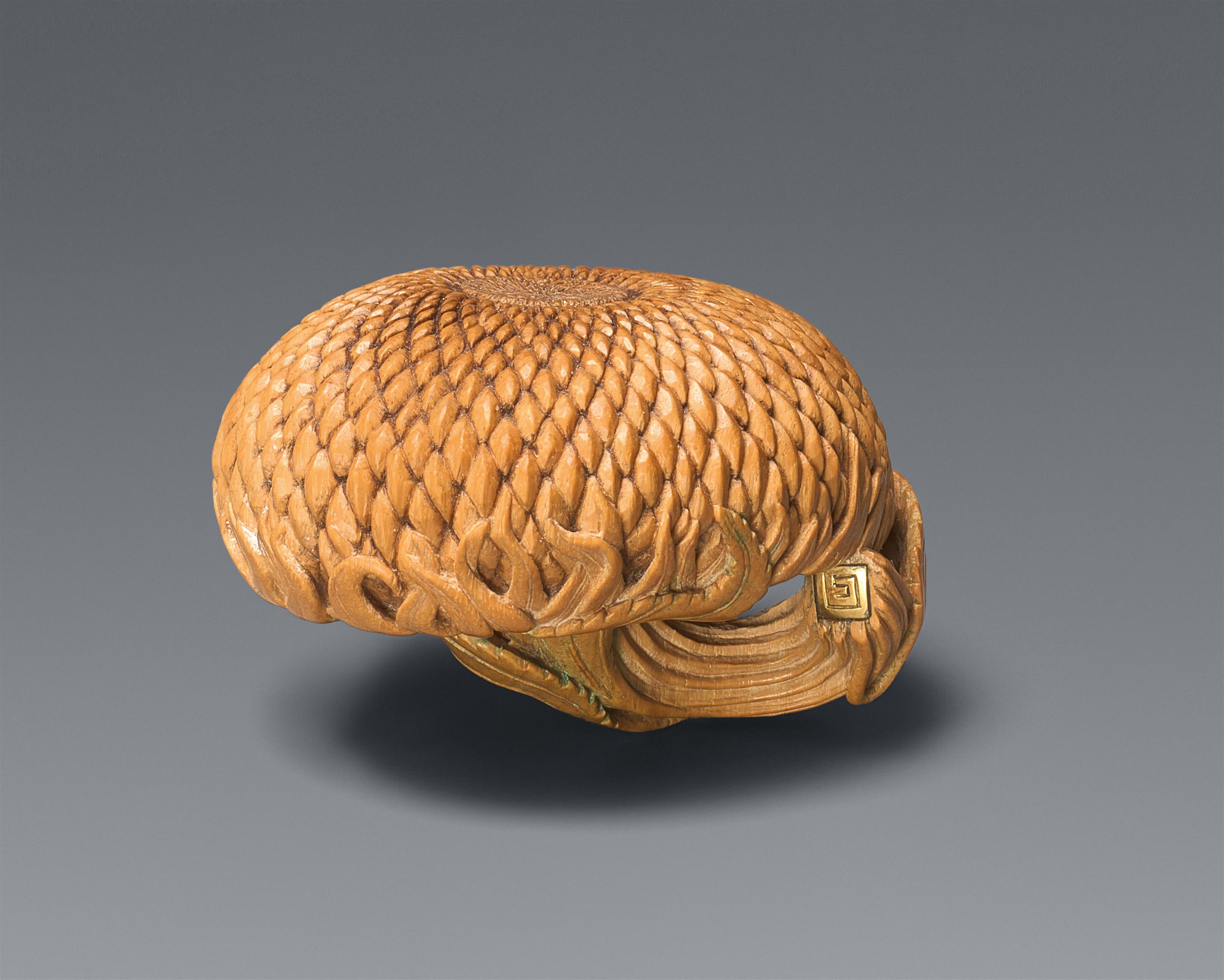 A pale boxwood netsuke of a sunflower by Guy Shaw. Around 1990 - image-2