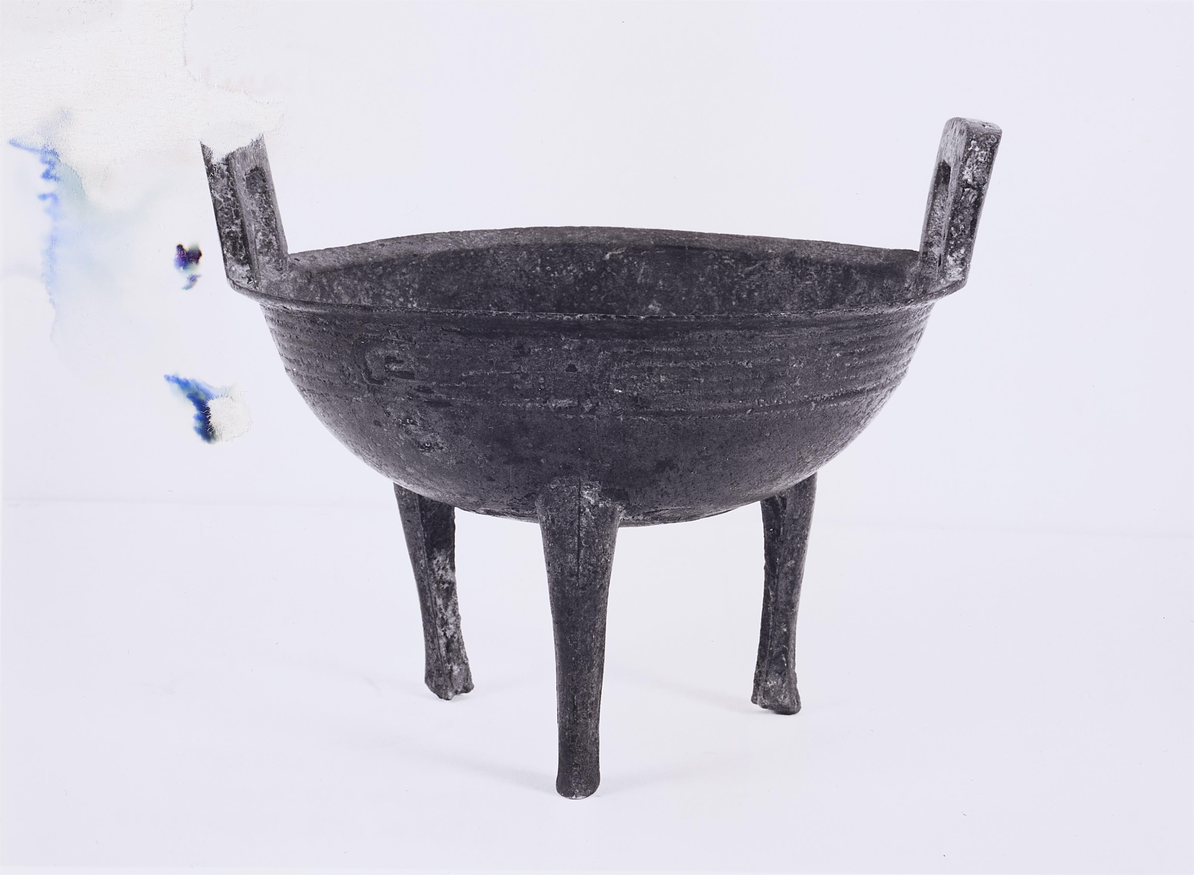 A ting-type bronze vessel, Han dynasty - image-3