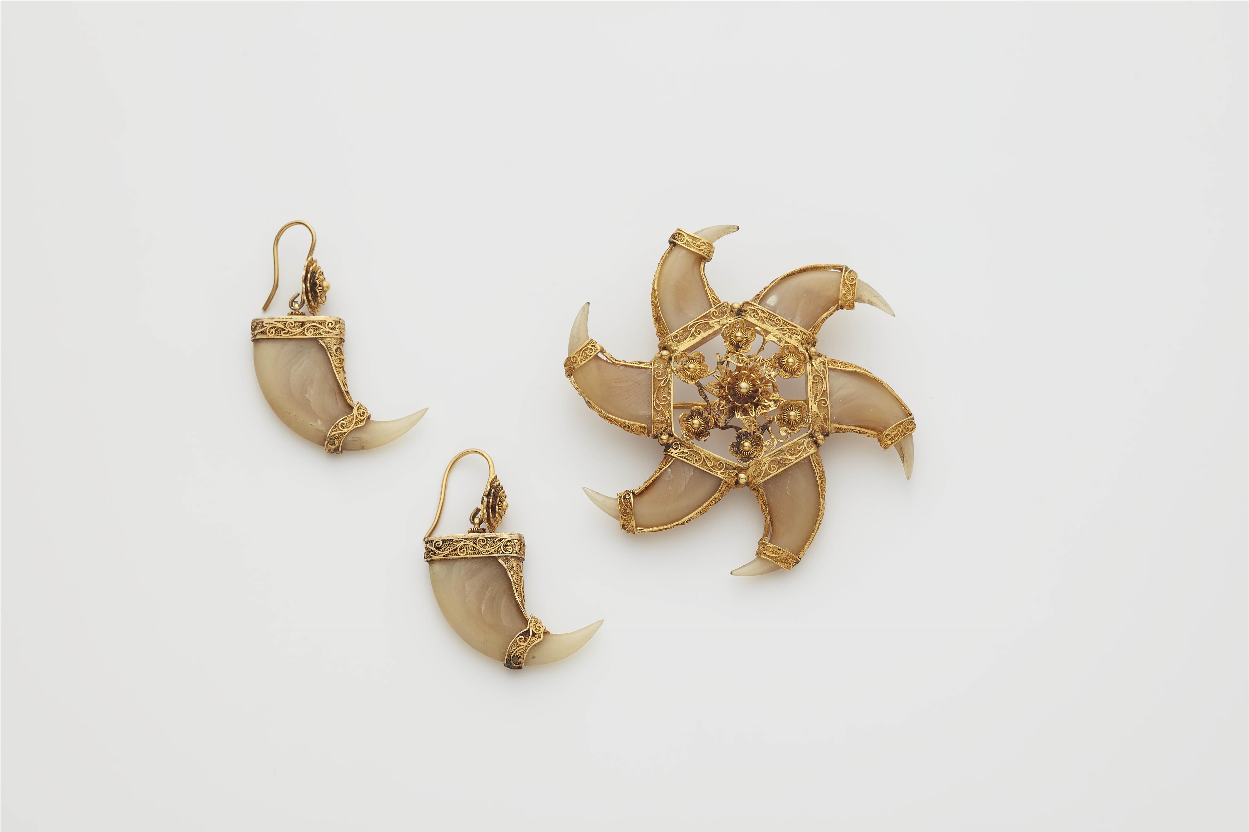 An Indian gilt silver filigree and tiger claw souvenir brooch and pair of earrings. - image-1