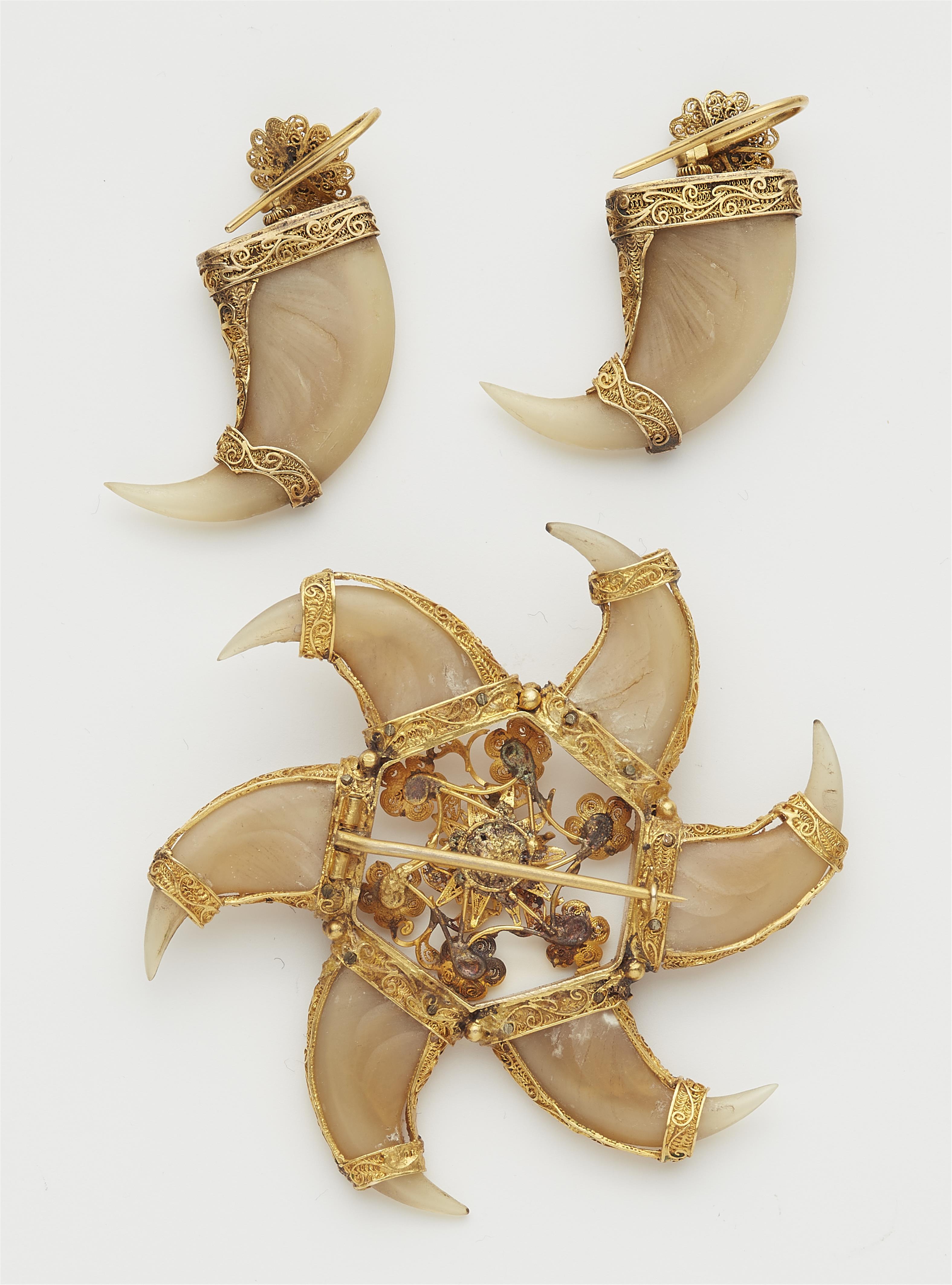 An Indian gilt silver filigree and tiger claw souvenir brooch and pair of earrings. - image-2