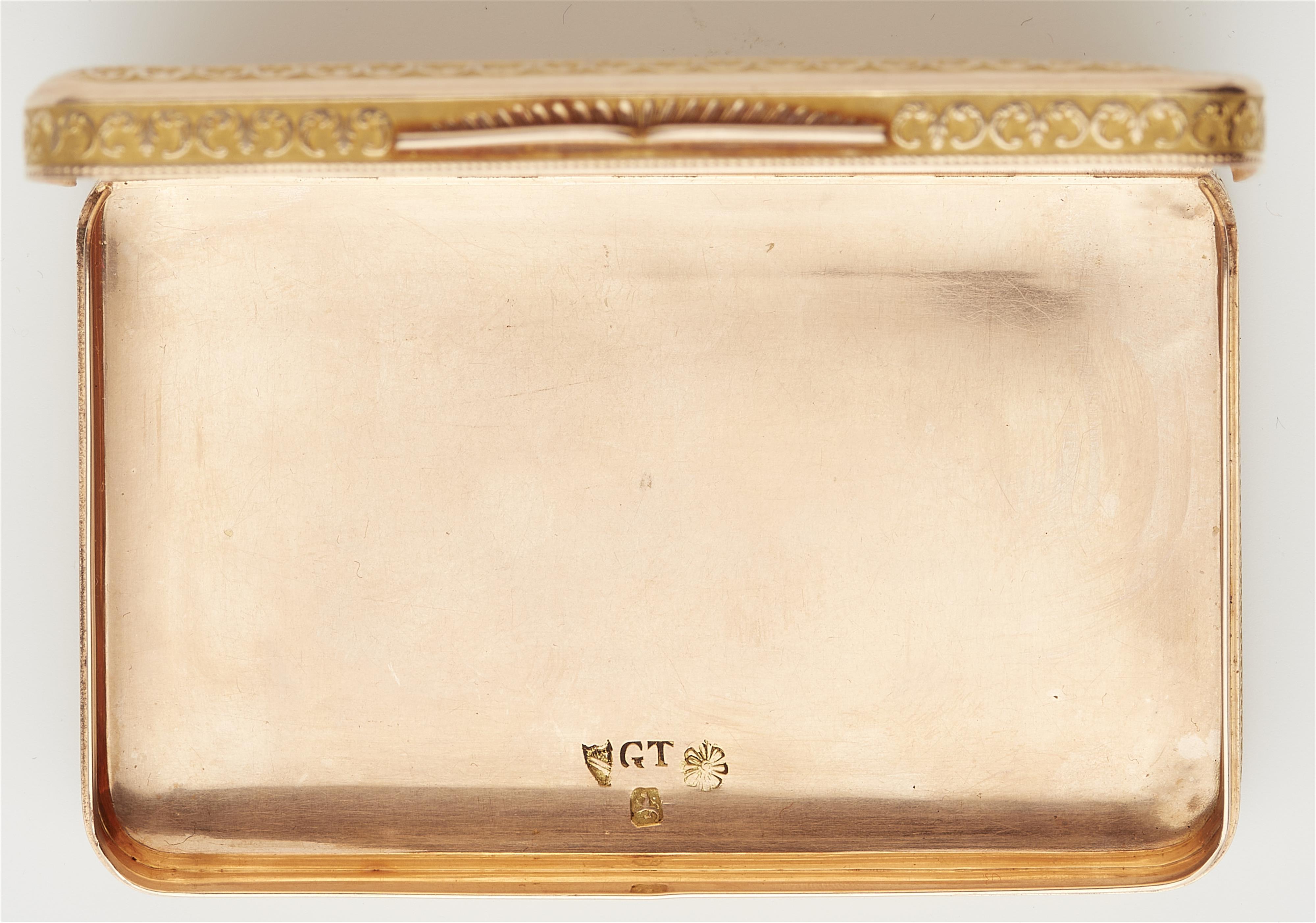 A German neoclassical 14k bicolour gold snuff box. - image-3