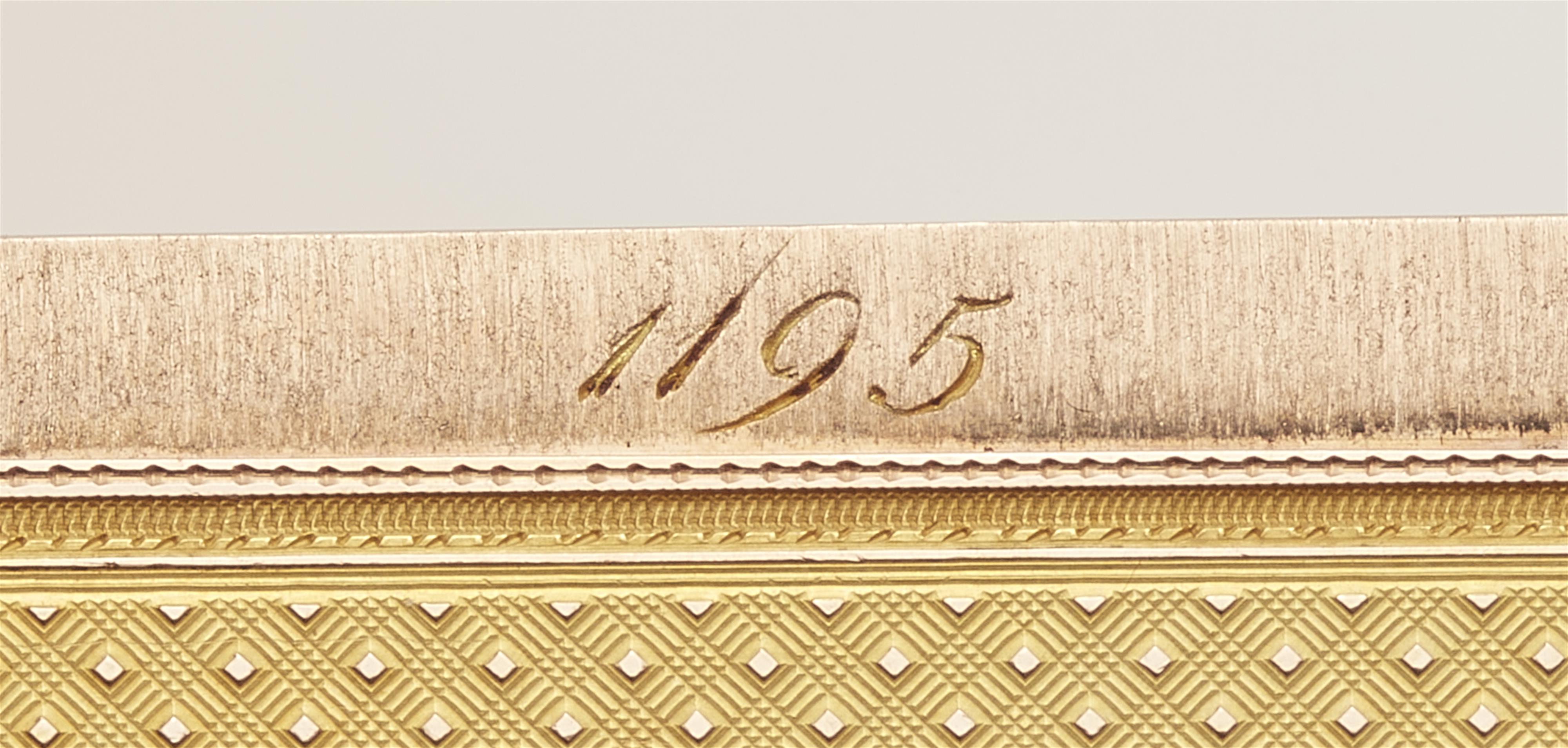 A German neoclassical 14k bicolour gold snuff box. - image-6