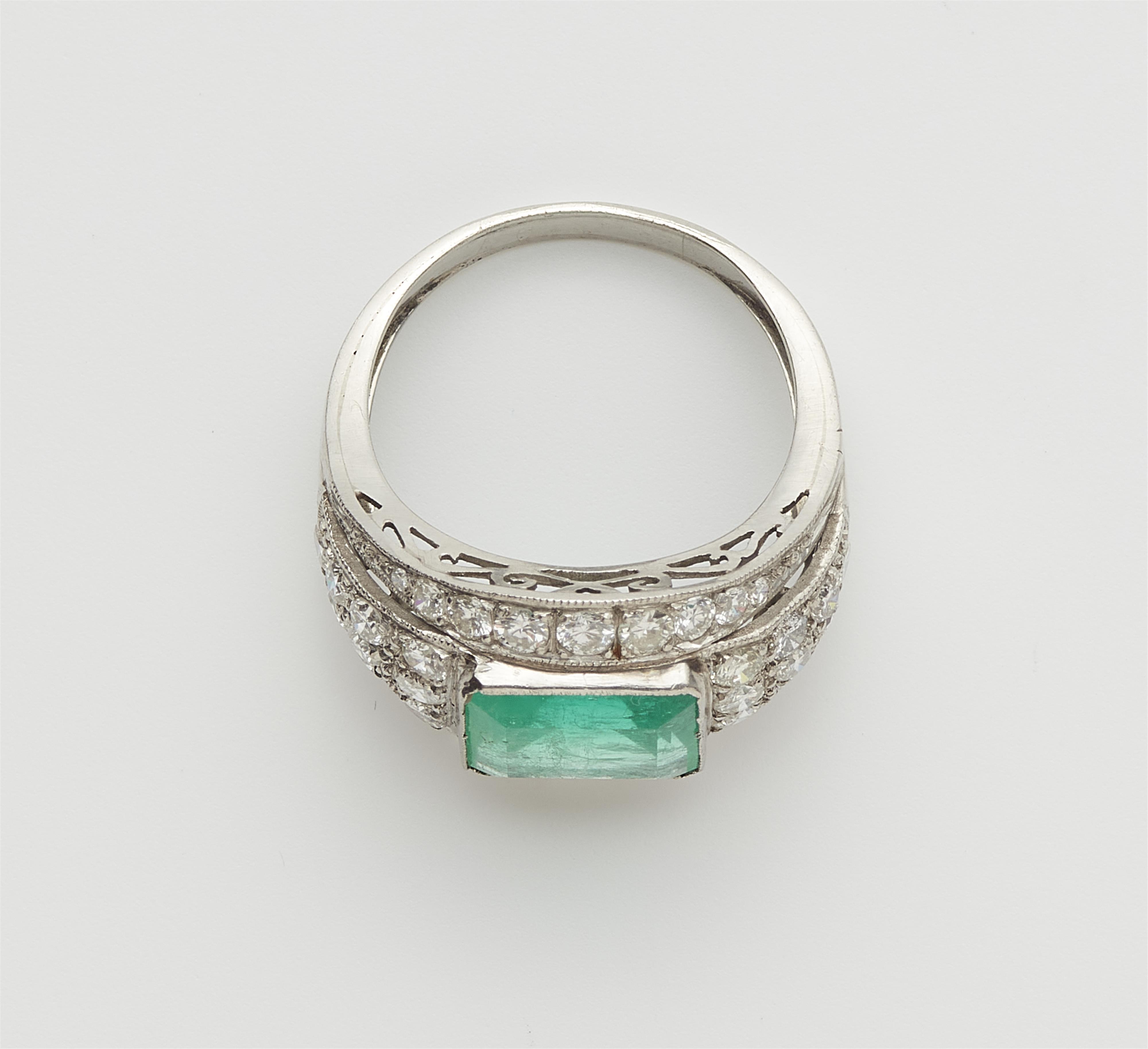 Ring mit Smaragdcarré - image-2