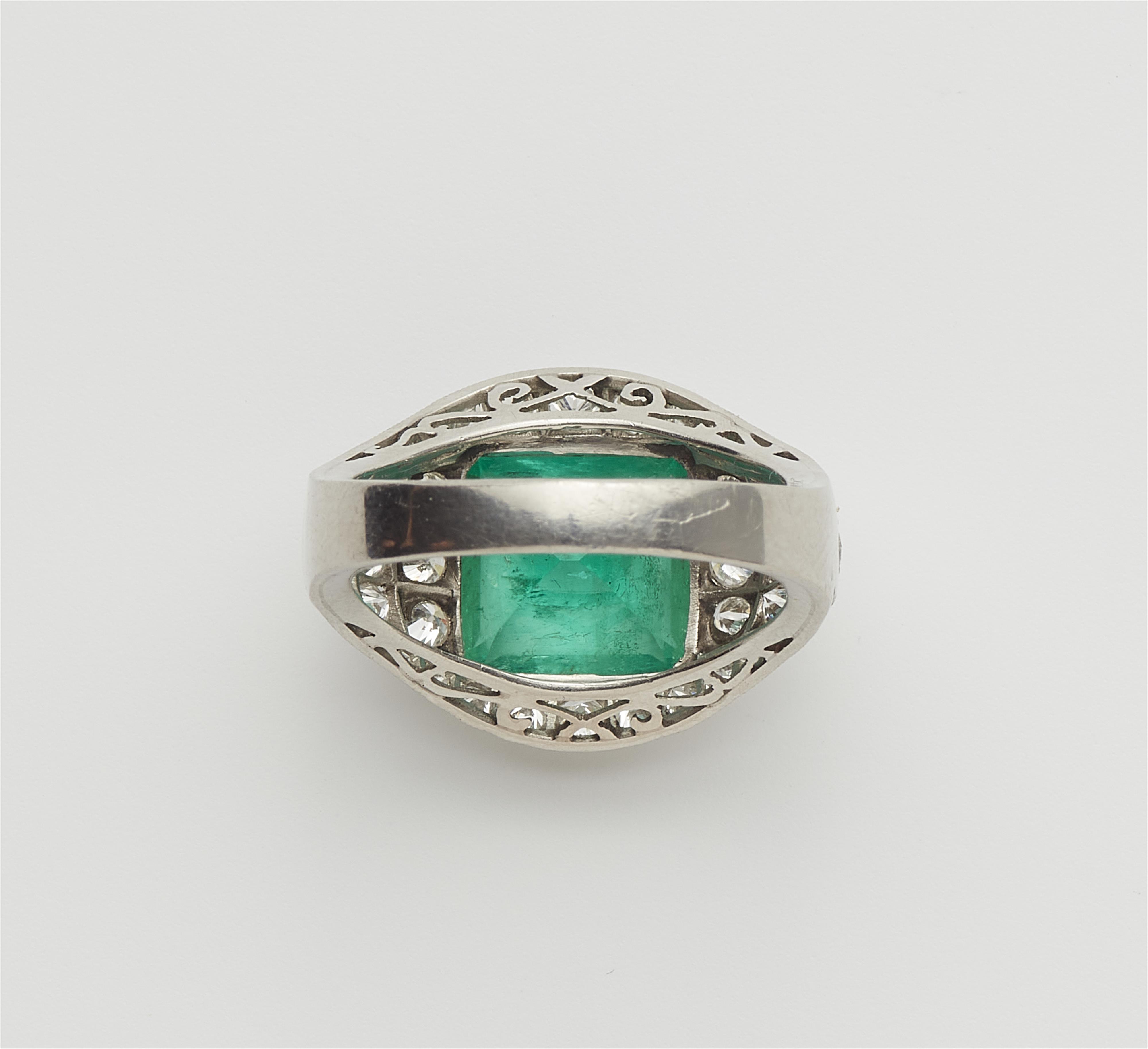 Ring mit Smaragdcarré - image-3