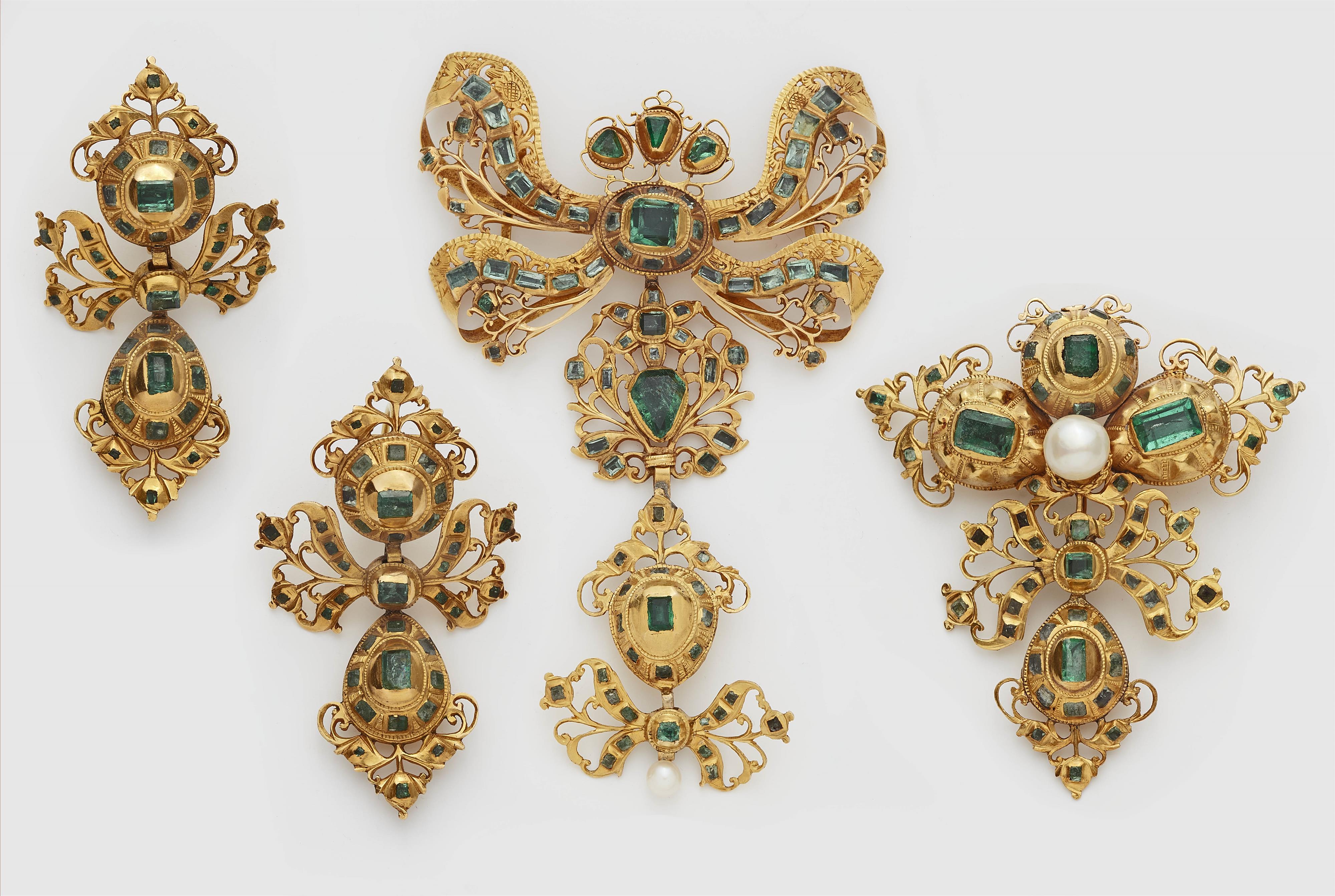 Parts of a Spanish 18k gold and emerald Rococo suite. - image-2