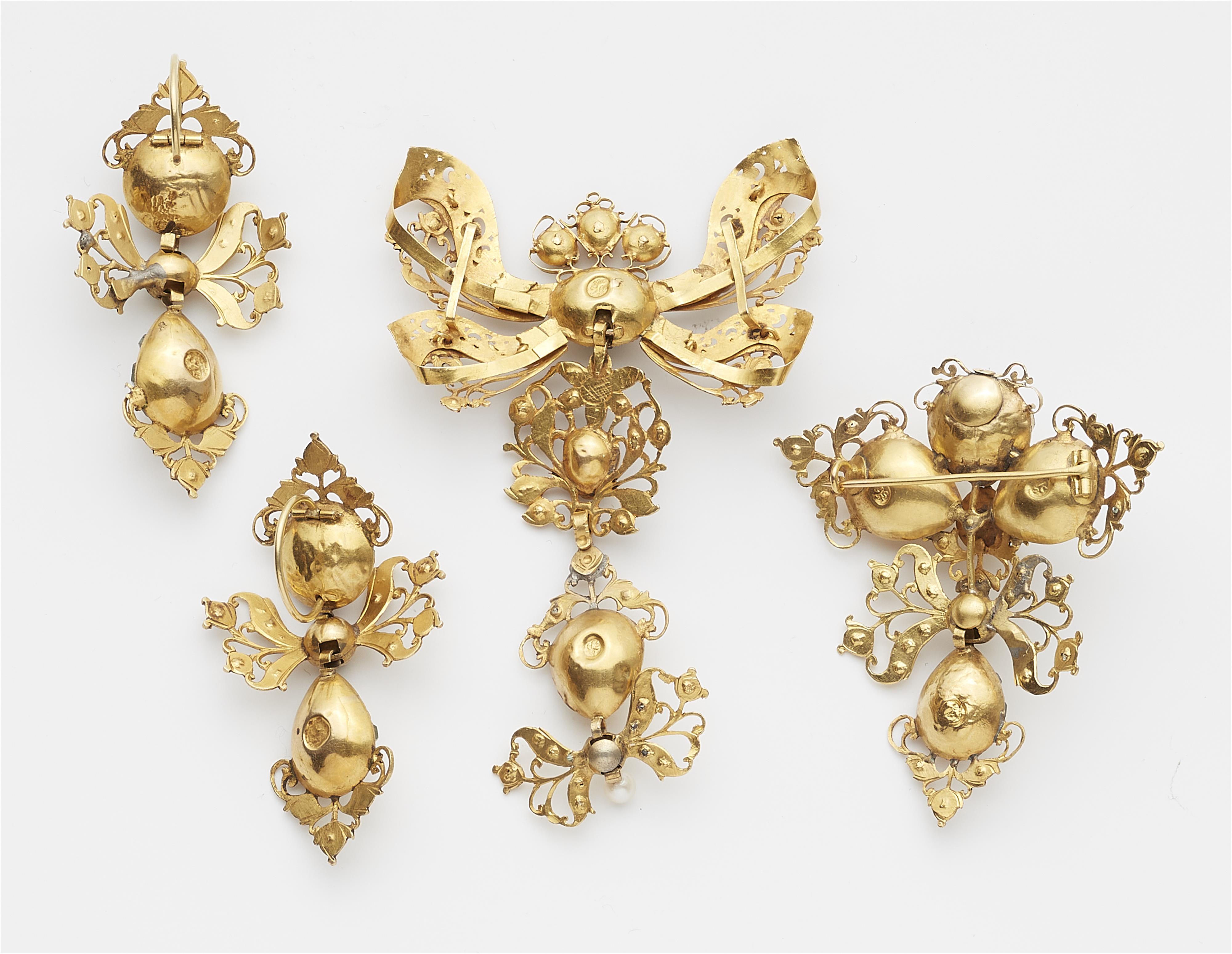 Parts of a Spanish 18k gold and emerald Rococo suite. - image-3