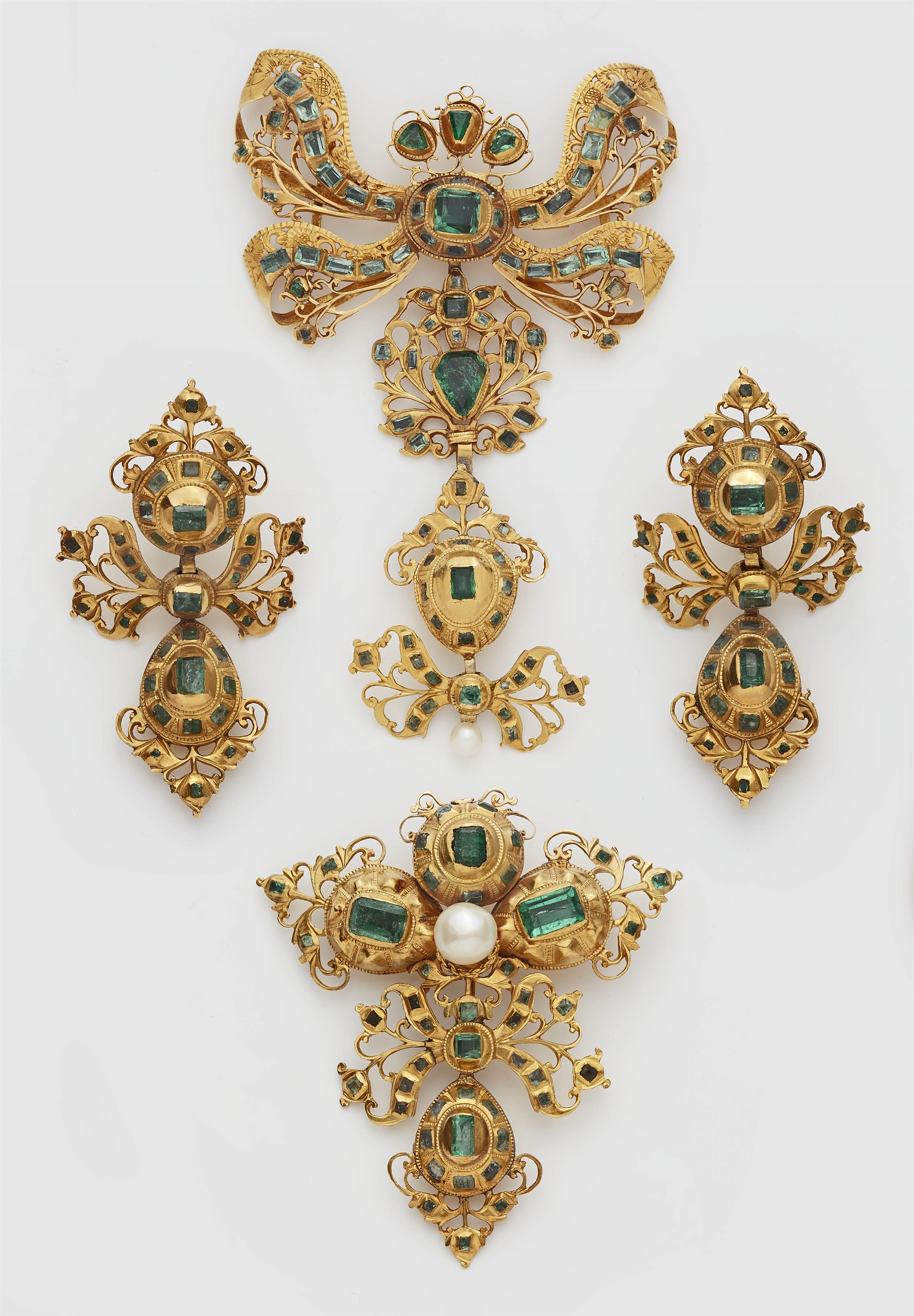 Parts of a Spanish 18k gold and emerald Rococo suite. - image-1