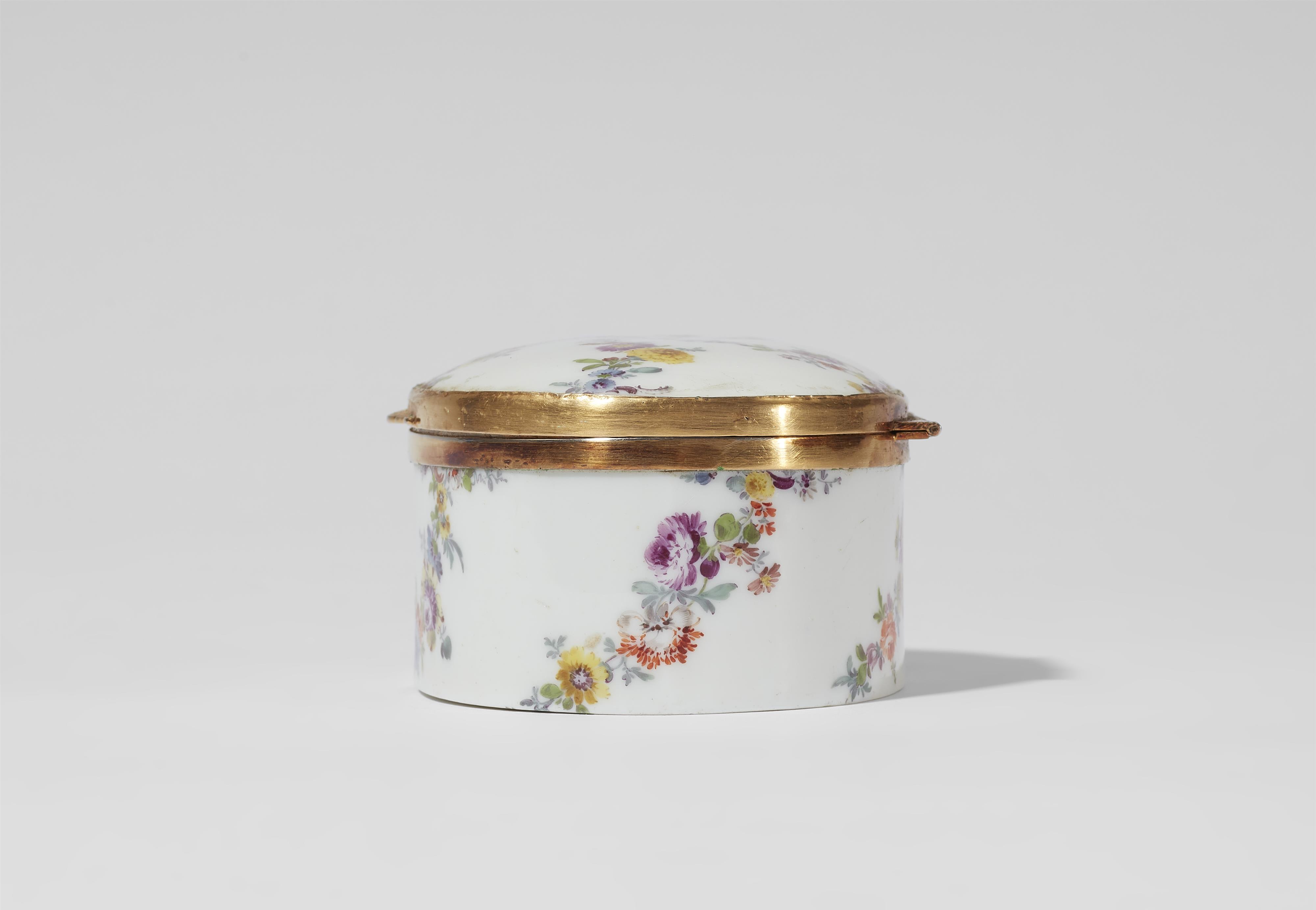 A Meissen porcelain snuff box with flower and landscape motifs - image-8