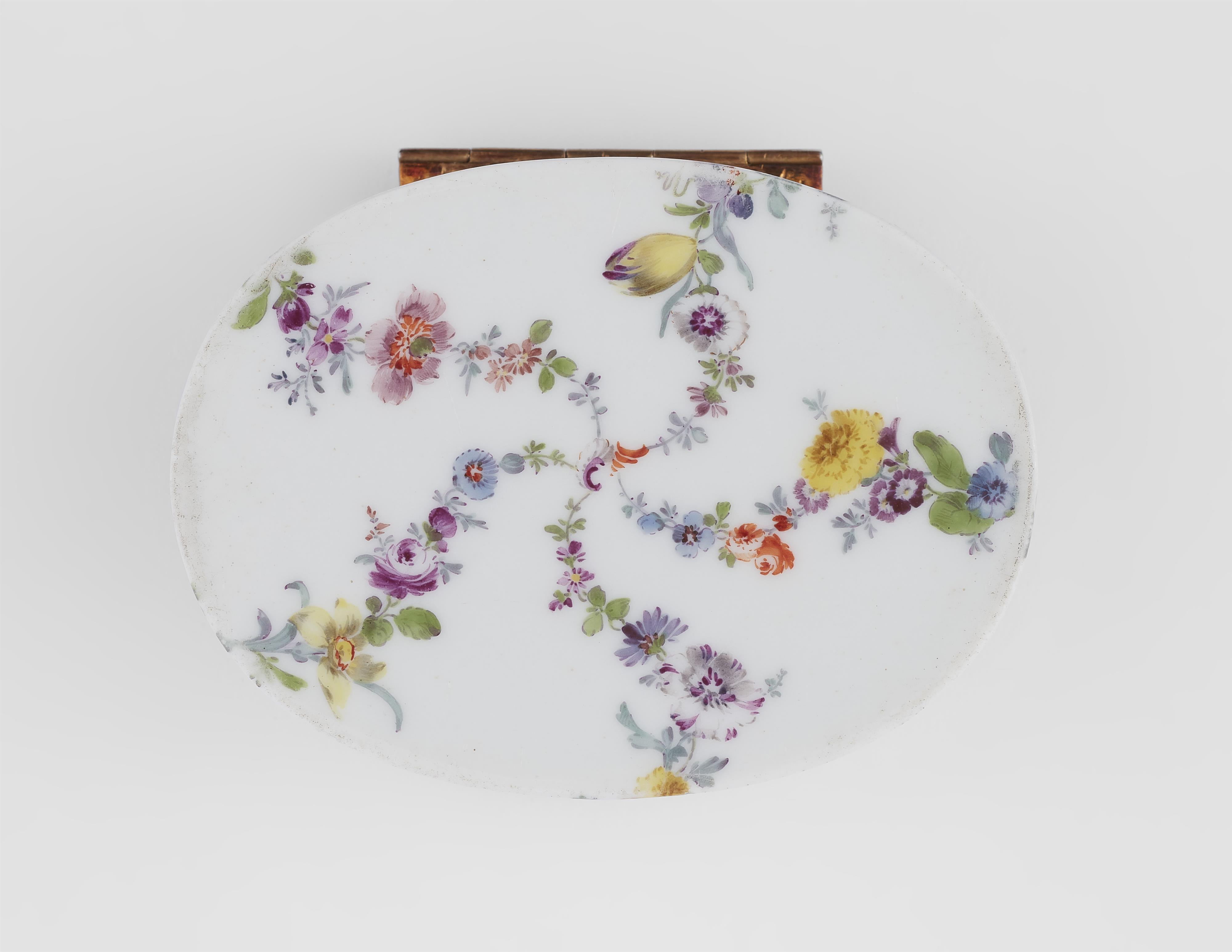 Ovale Tabatière mit Blütengirlanden und Ideallandschaft - image-9