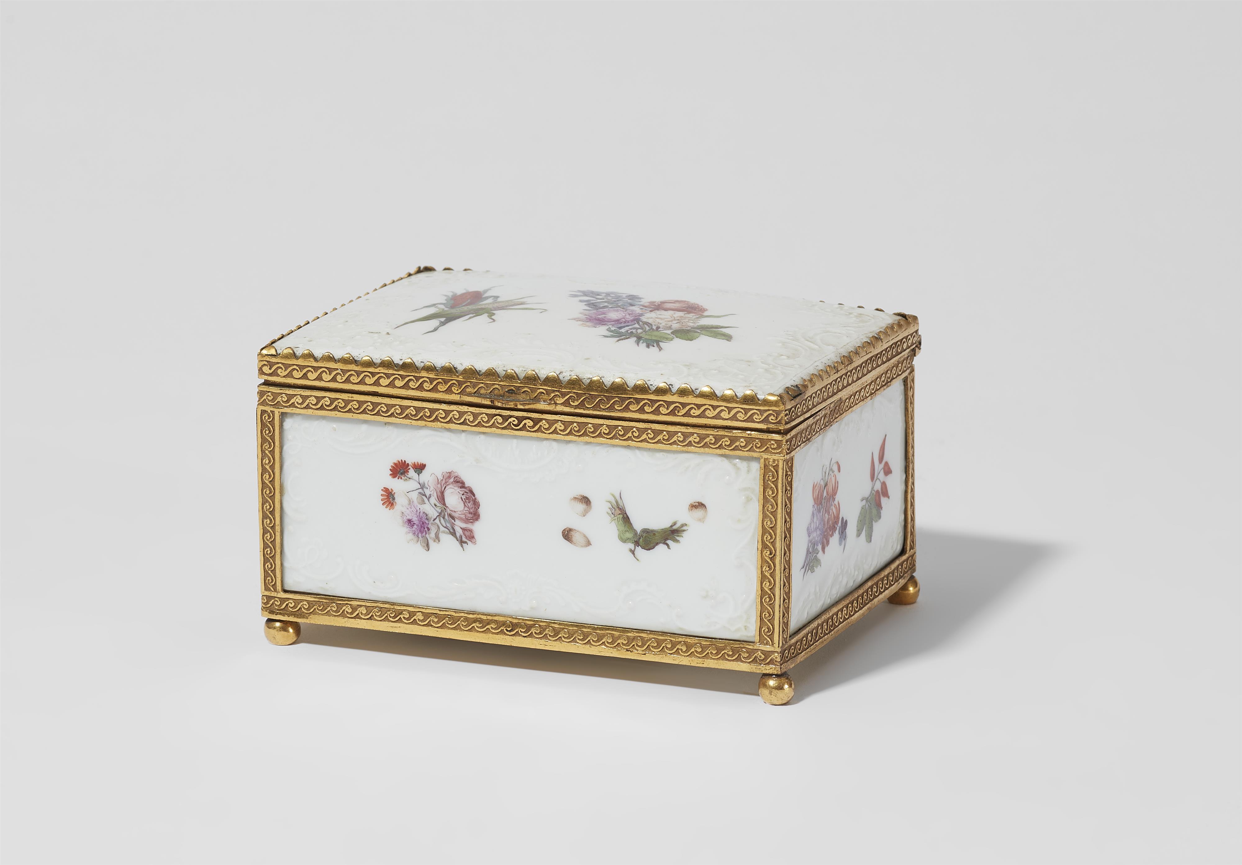 A porcelain snuff box with fruit and vegetable motifs - image-3