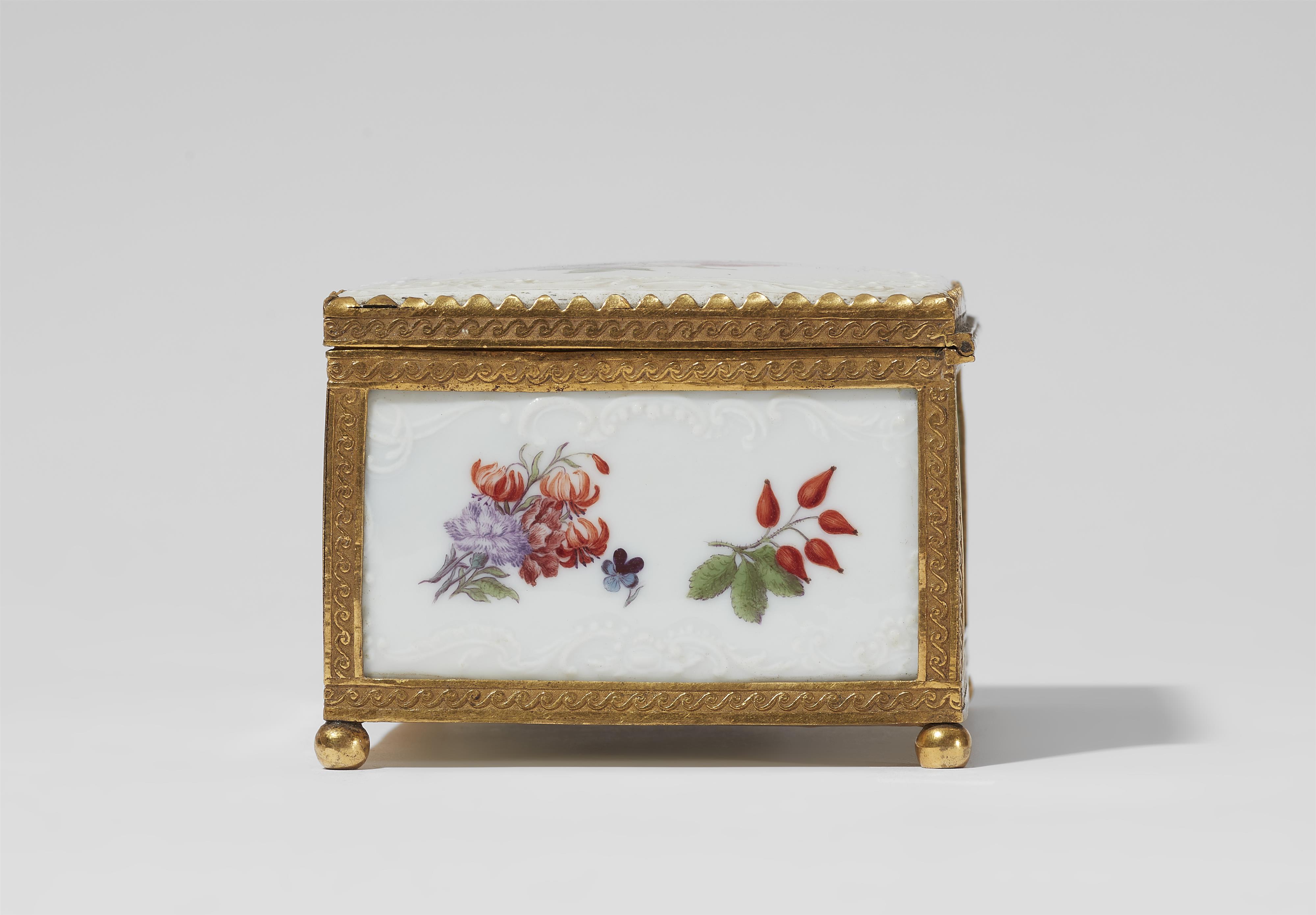 A porcelain snuff box with fruit and vegetable motifs - image-7