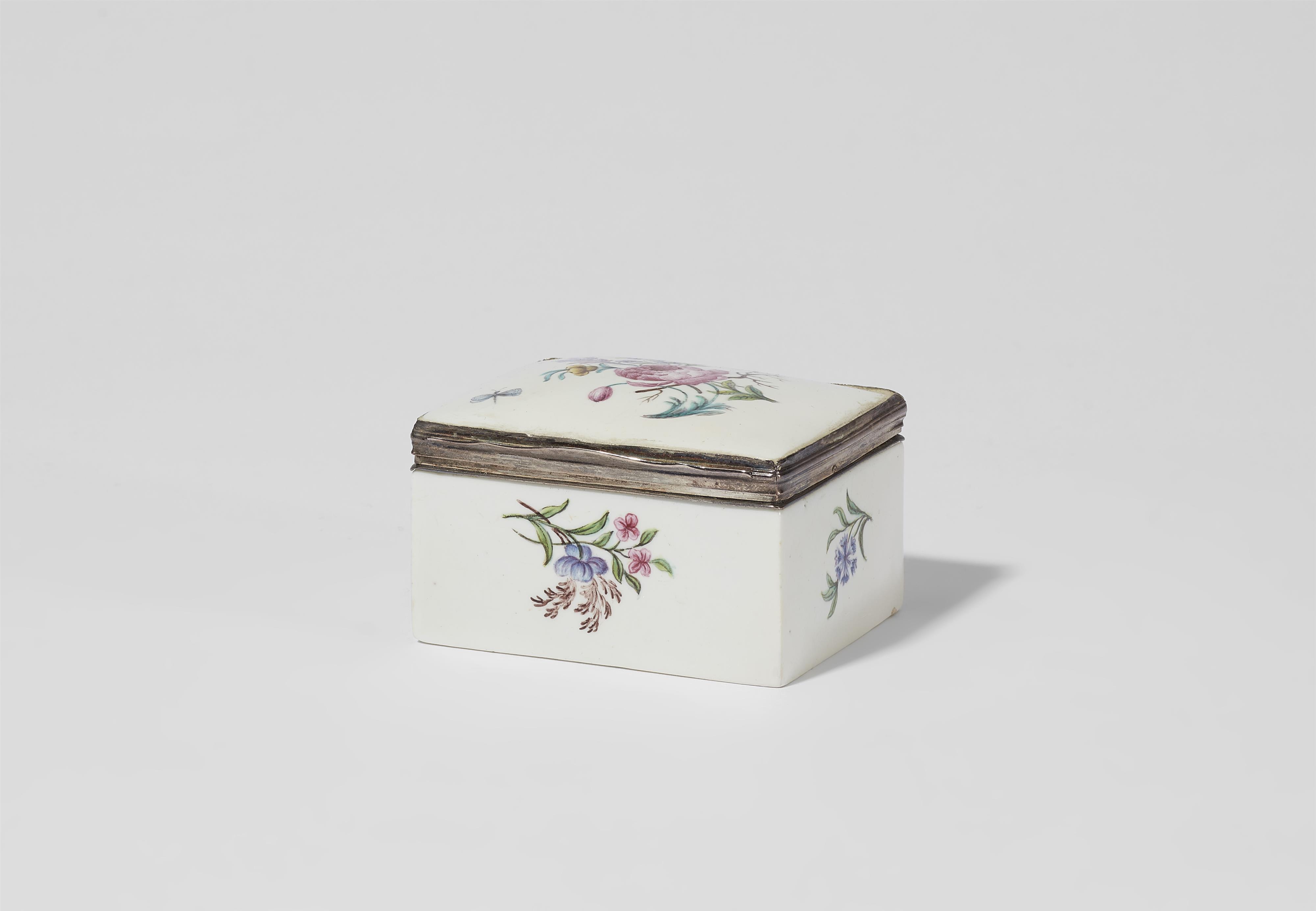 A porcelain snuff box with landscapes and garlands - image-4