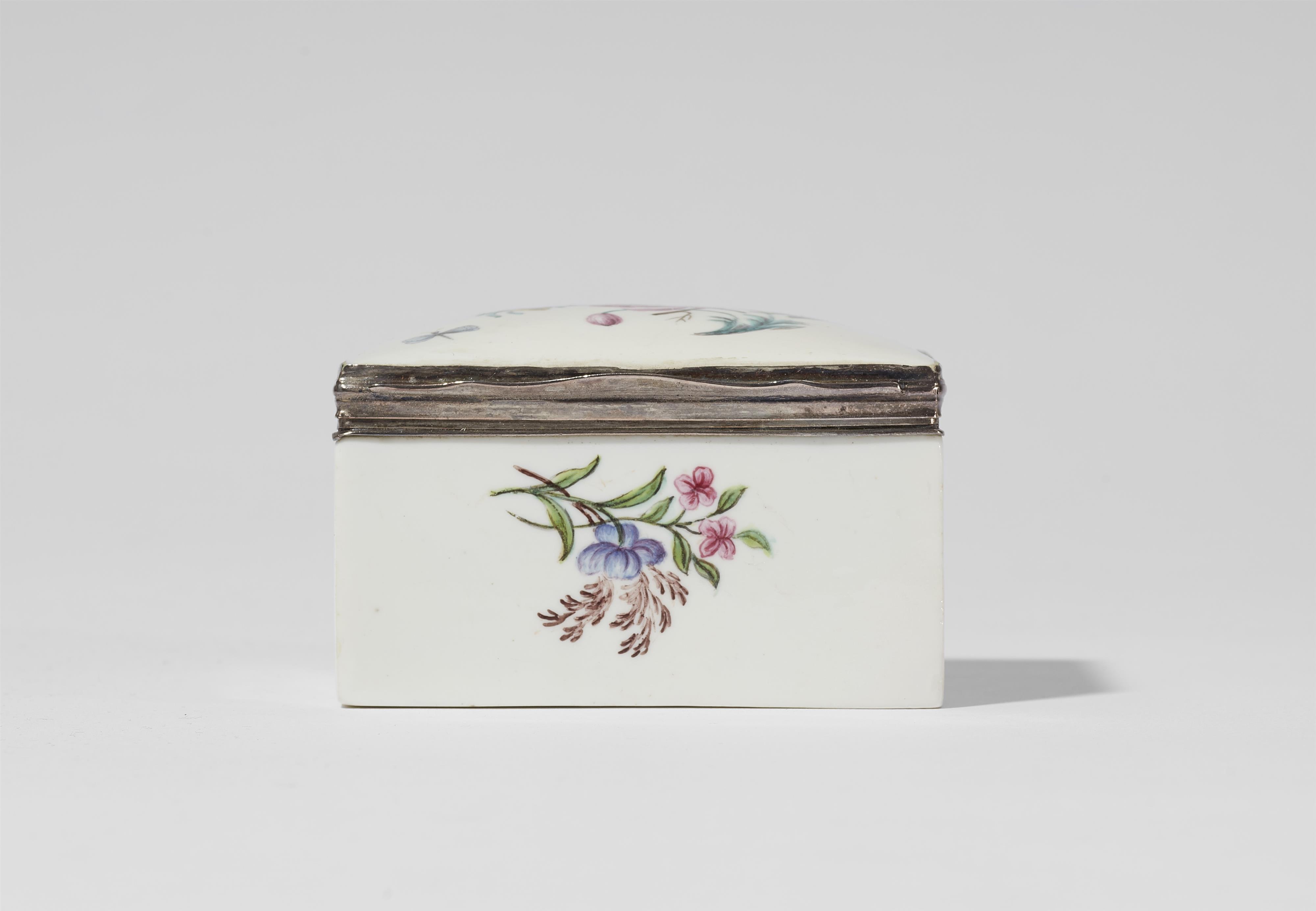 A porcelain snuff box with landscapes and garlands - image-5