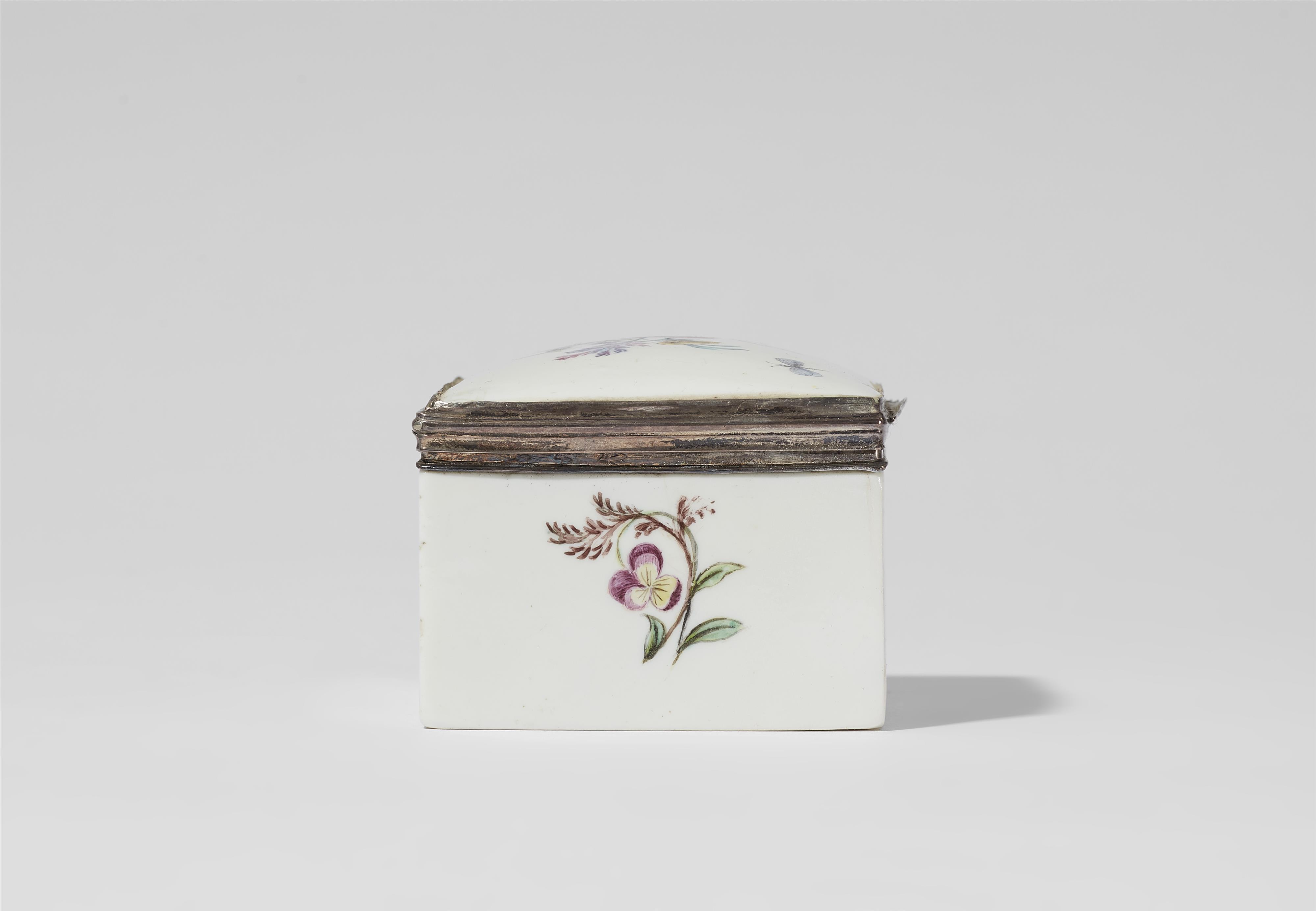 A porcelain snuff box with landscapes and garlands - image-6