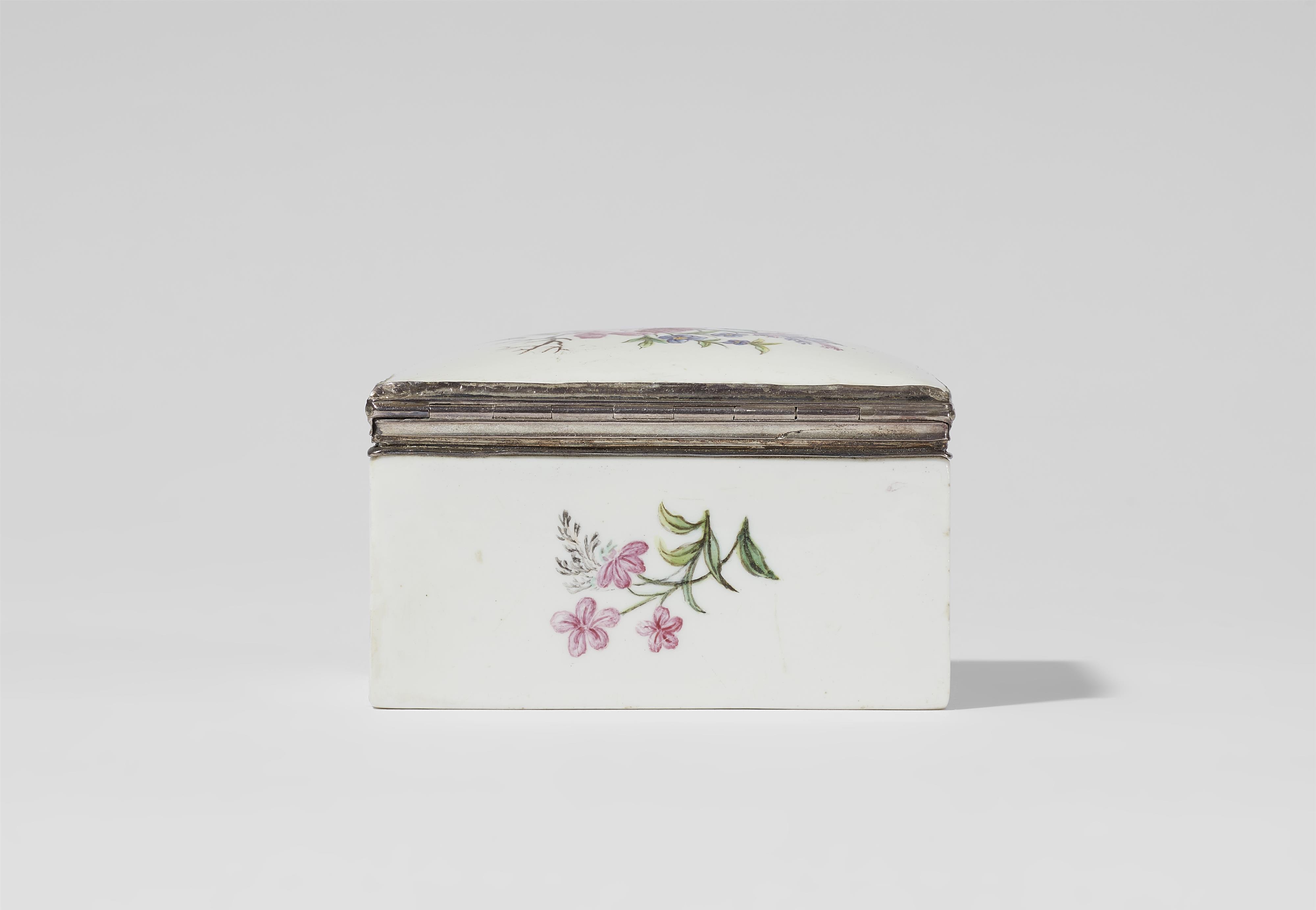 A porcelain snuff box with landscapes and garlands - image-7