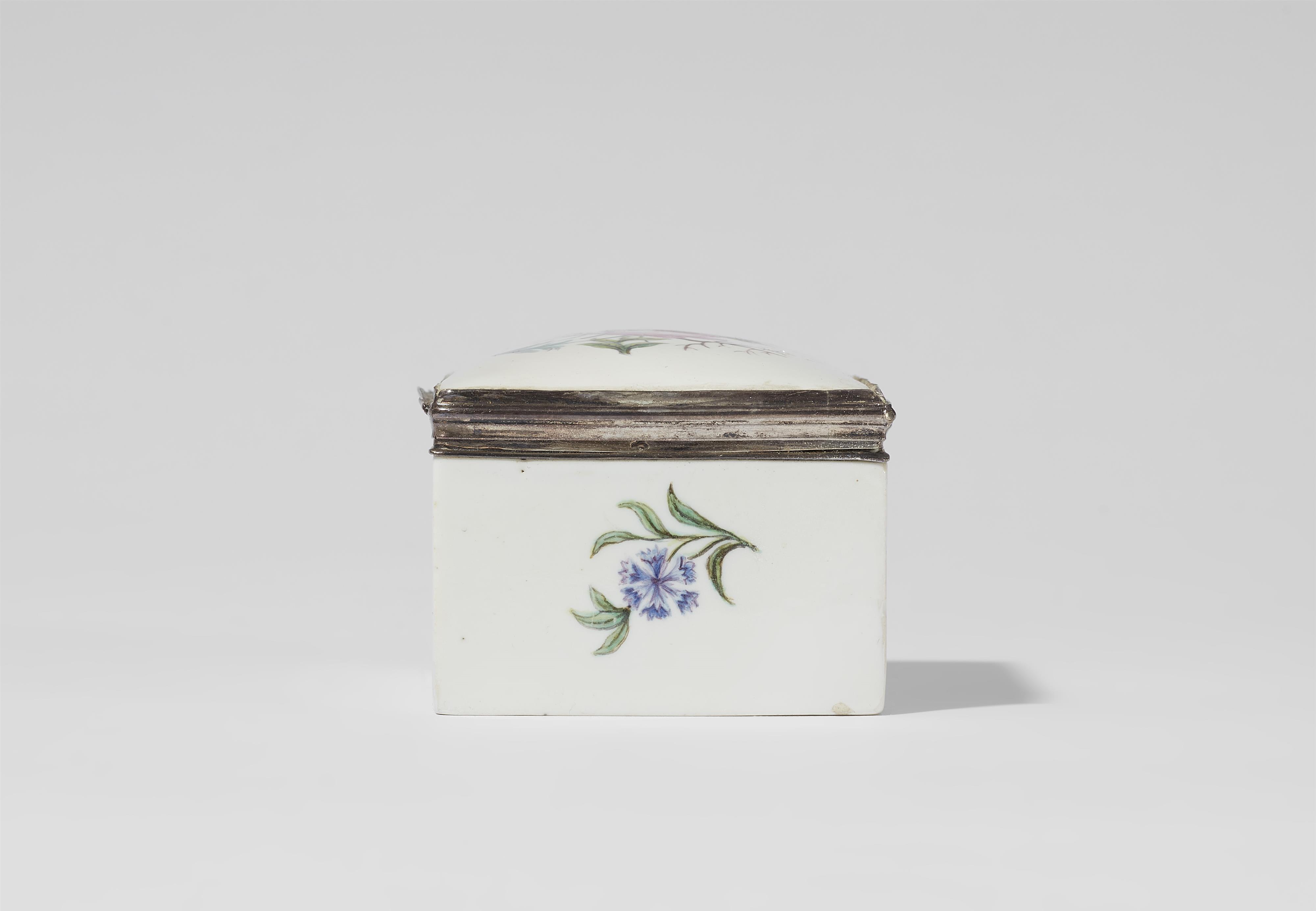 A porcelain snuff box with landscapes and garlands - image-8