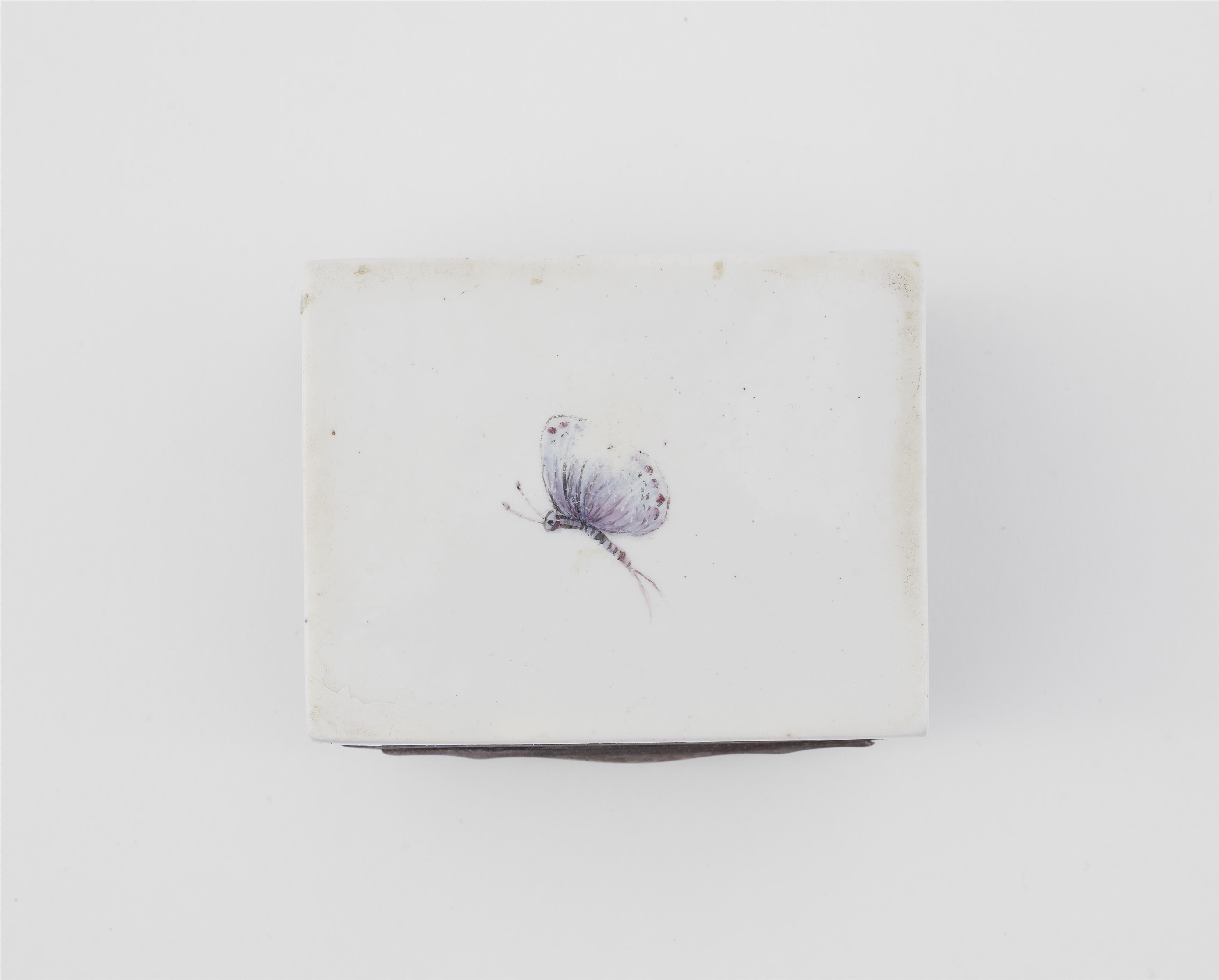 A porcelain snuff box with landscapes and garlands - image-9