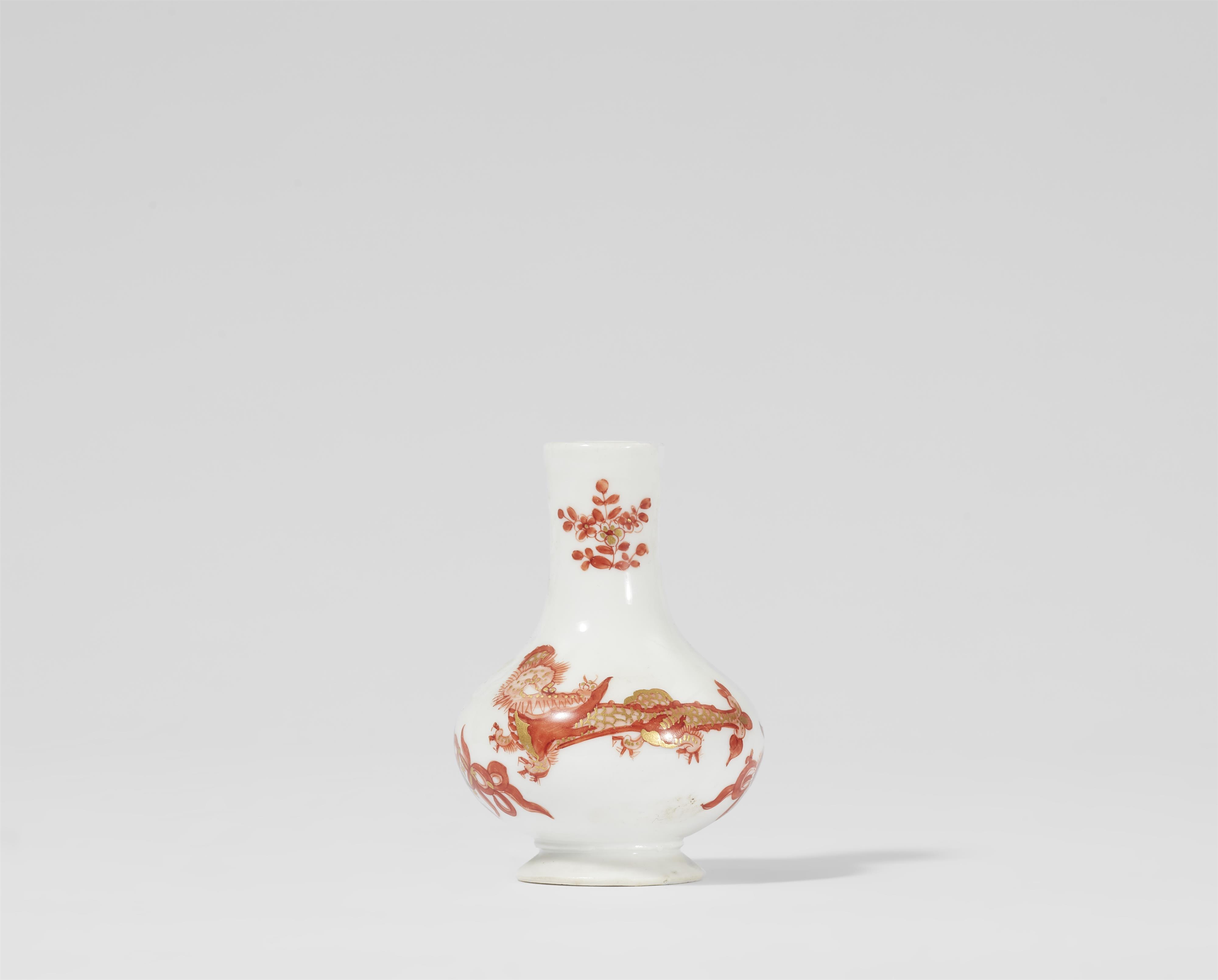 A Meissen porcelain miniature vase with "Red Dragon" decor and K.H.C. mark - image-1