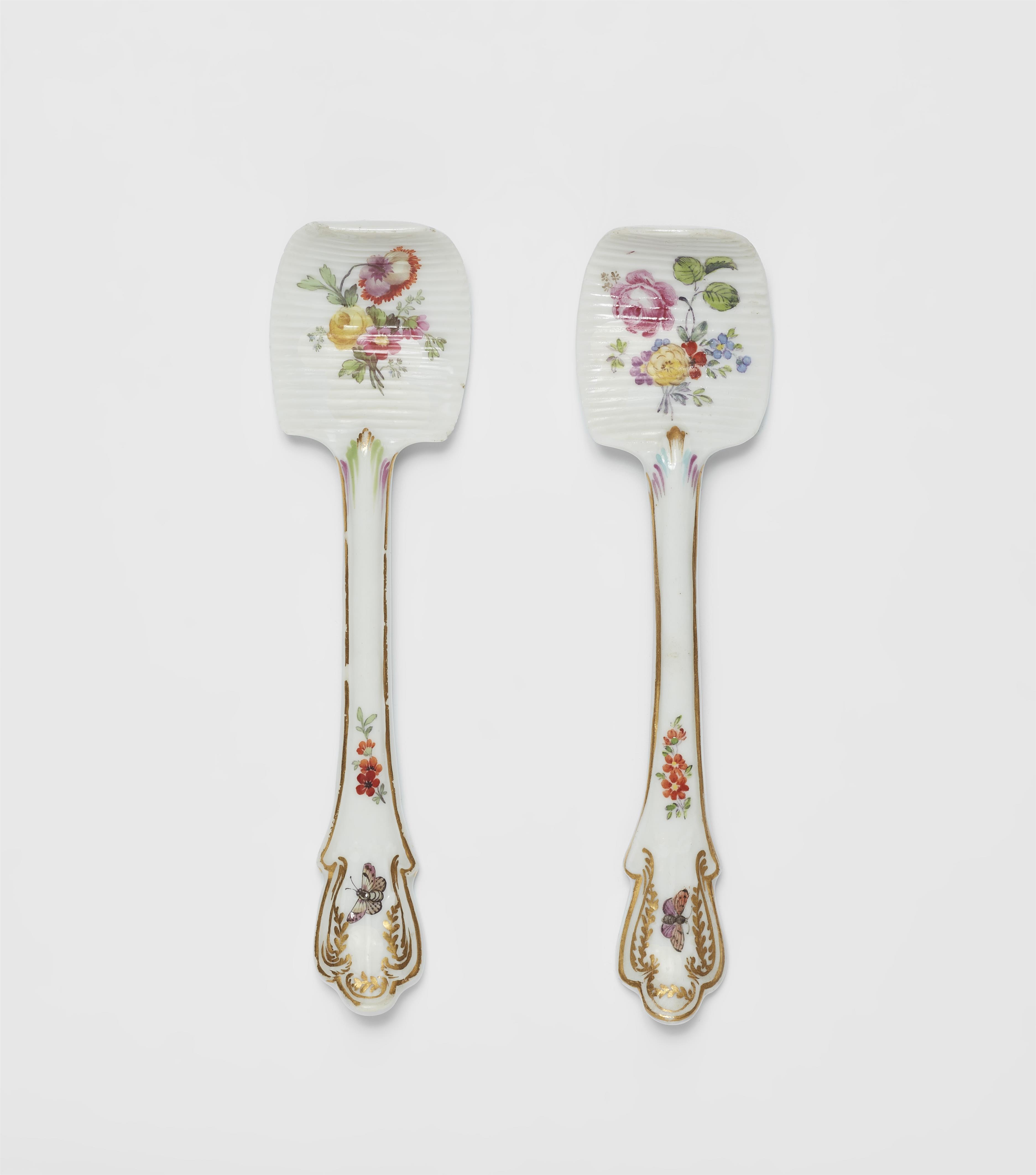 Two Berlin KPM porcelain butter knives - image-1