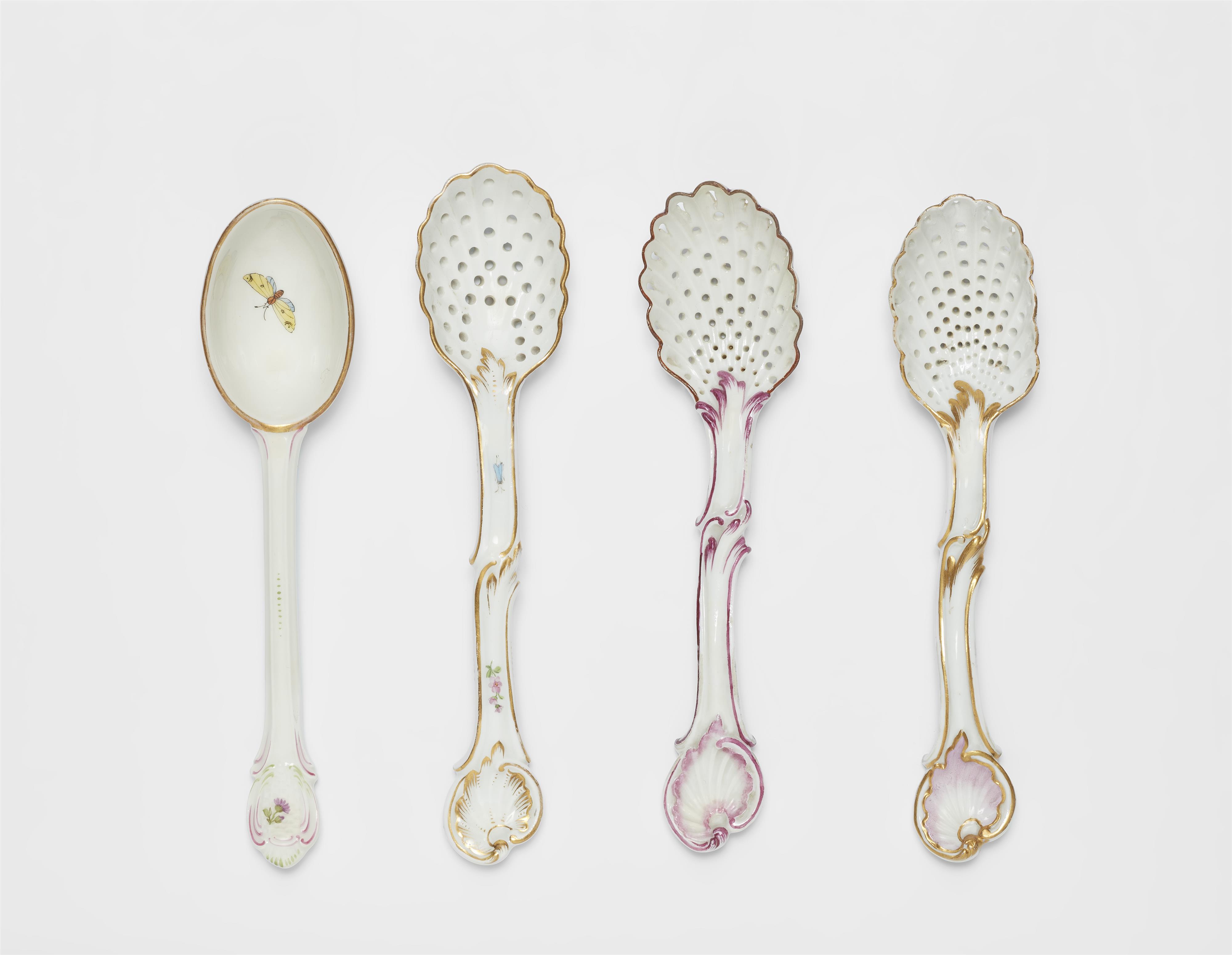 Three Meissen porcelain cream spoons and an egg spoon - image-1