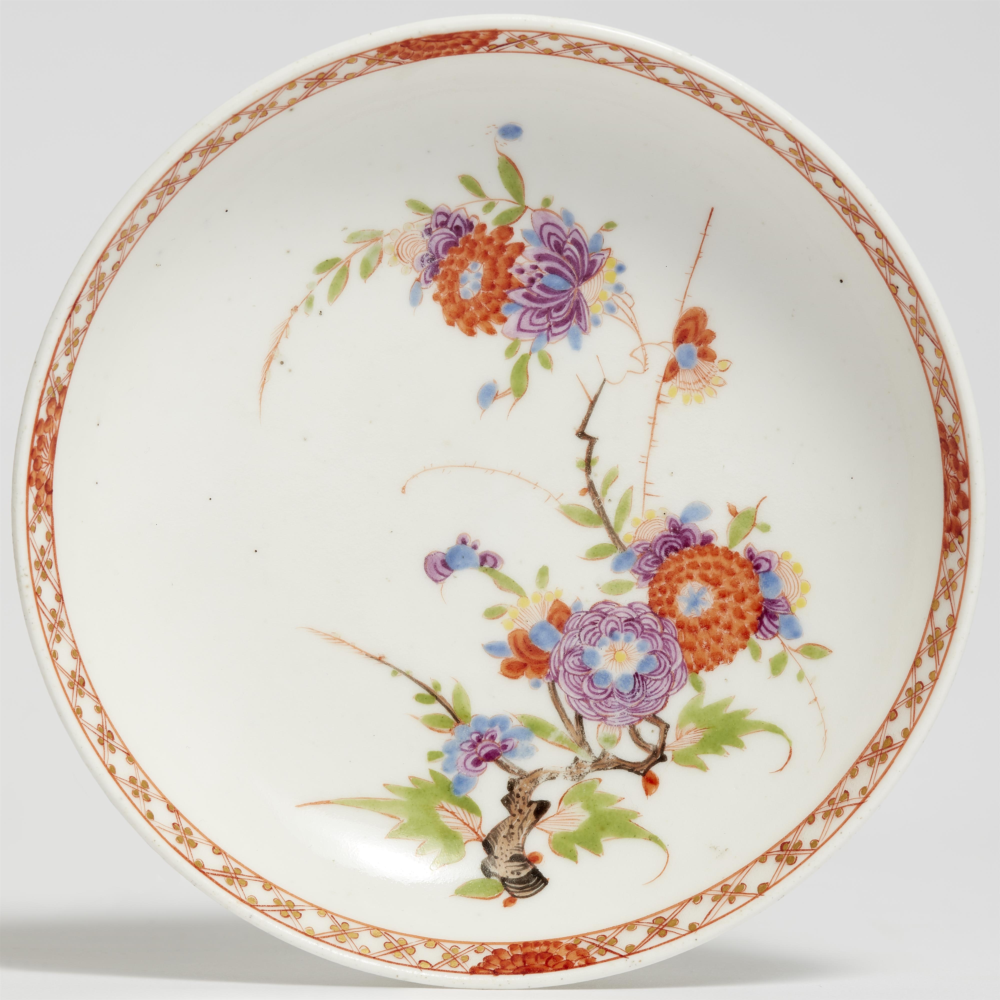 A Meissen porcelain tea bowl and saucer with early Japonesque decor - image-2