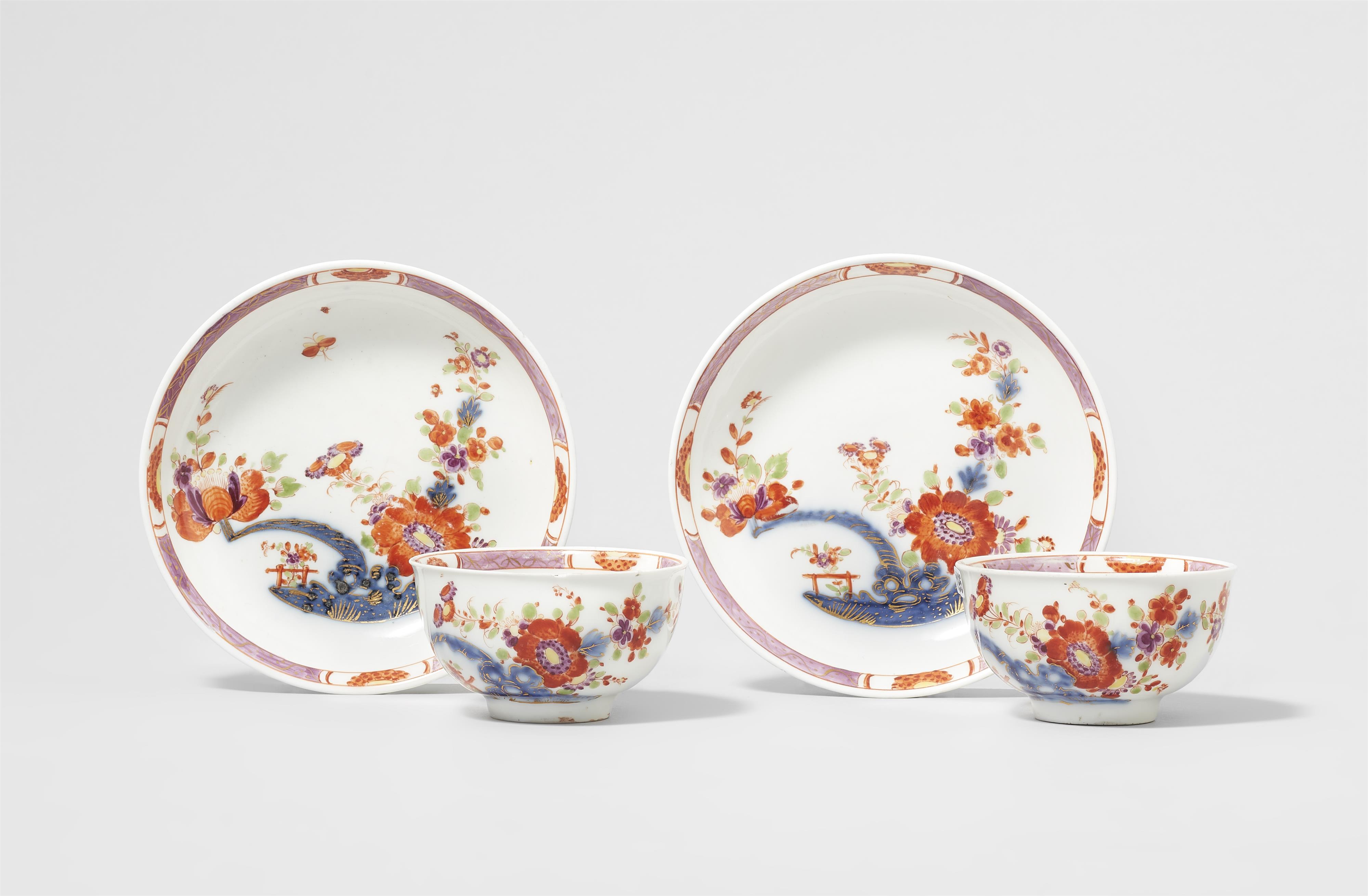 Two Meissen porcelain tea bowls and saucers with "indianische blumen" - image-1
