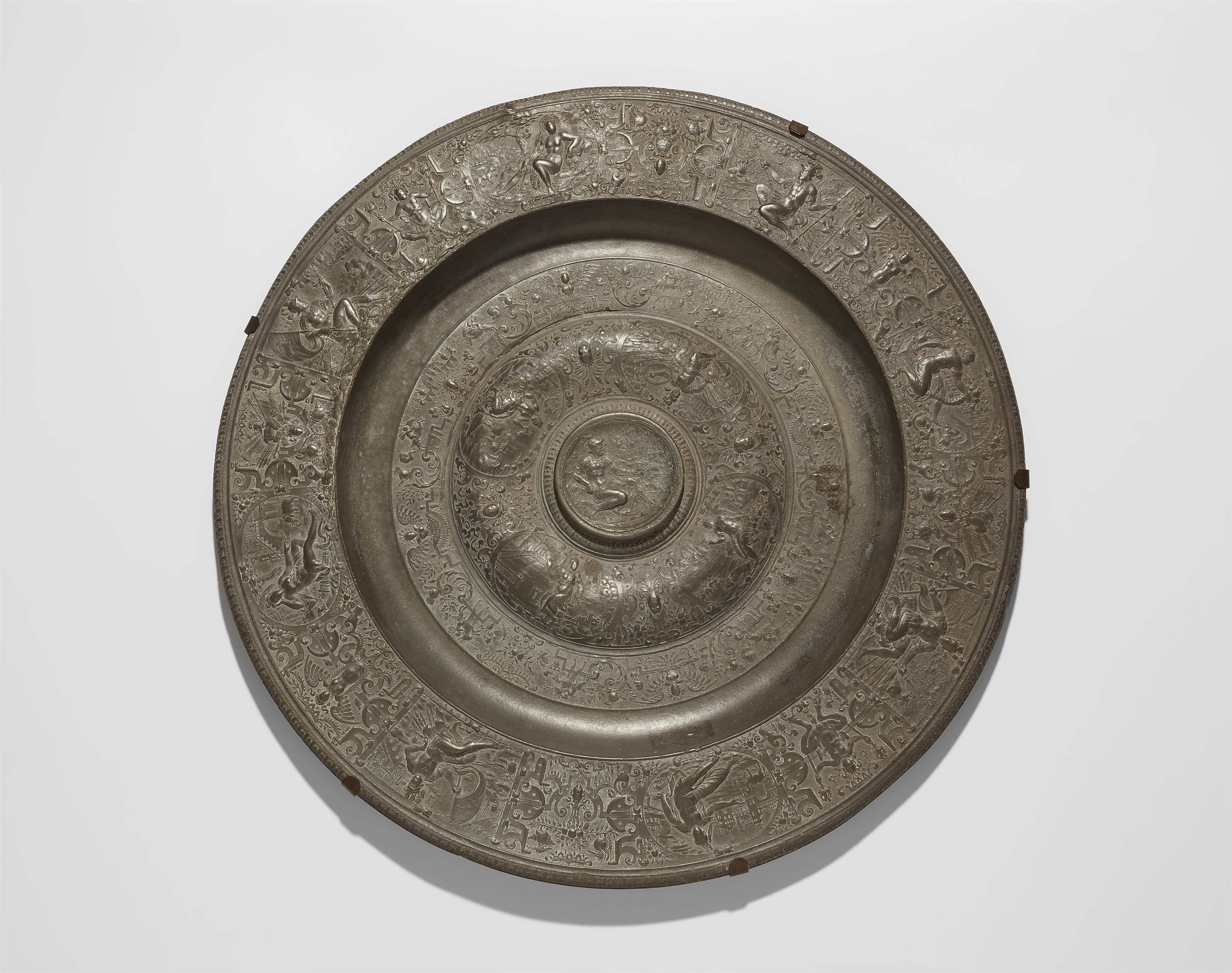 A rare pewter dish with the god Mars - image-1