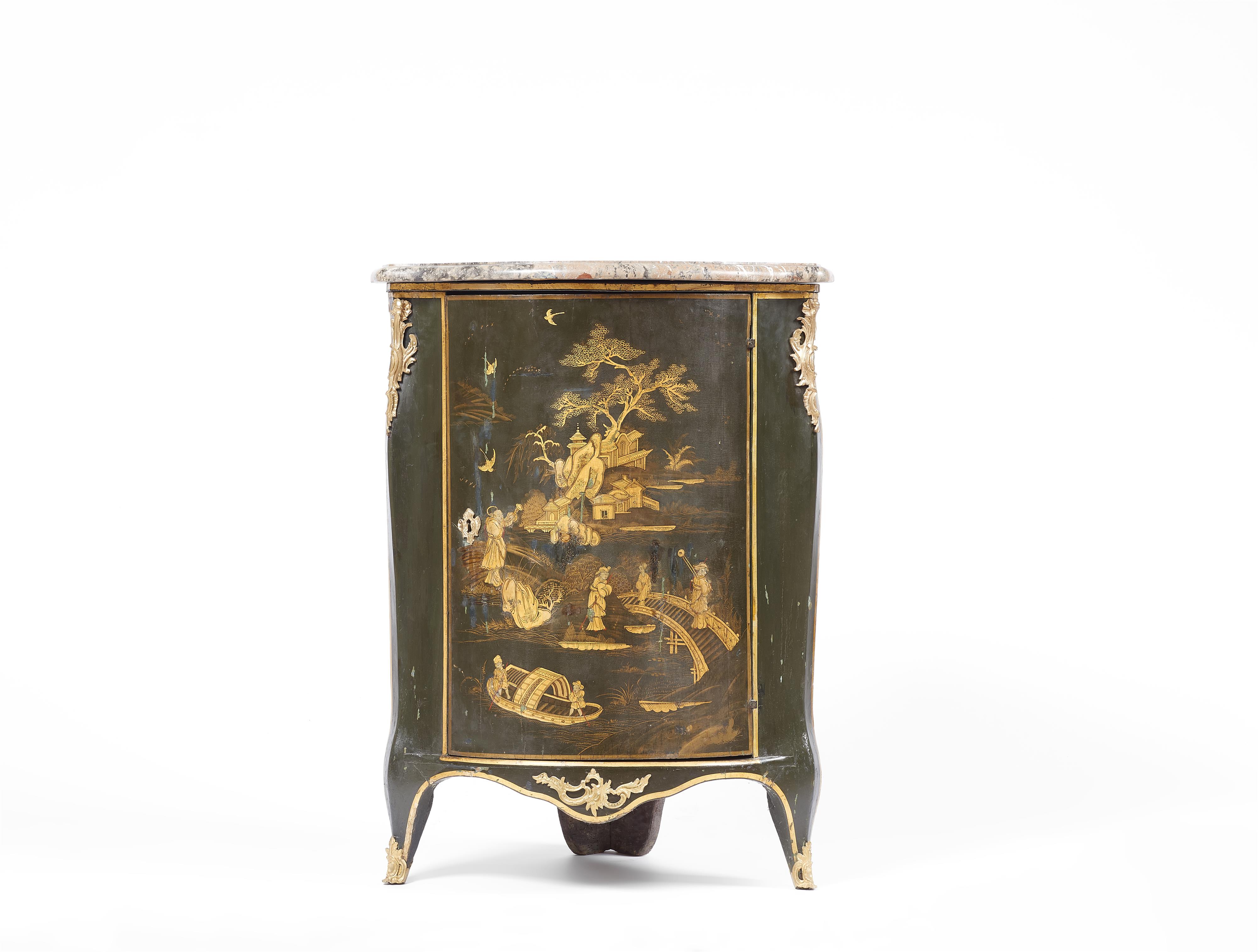 A Parisian corner cabinet with Japanese style lacquer decor - image-2