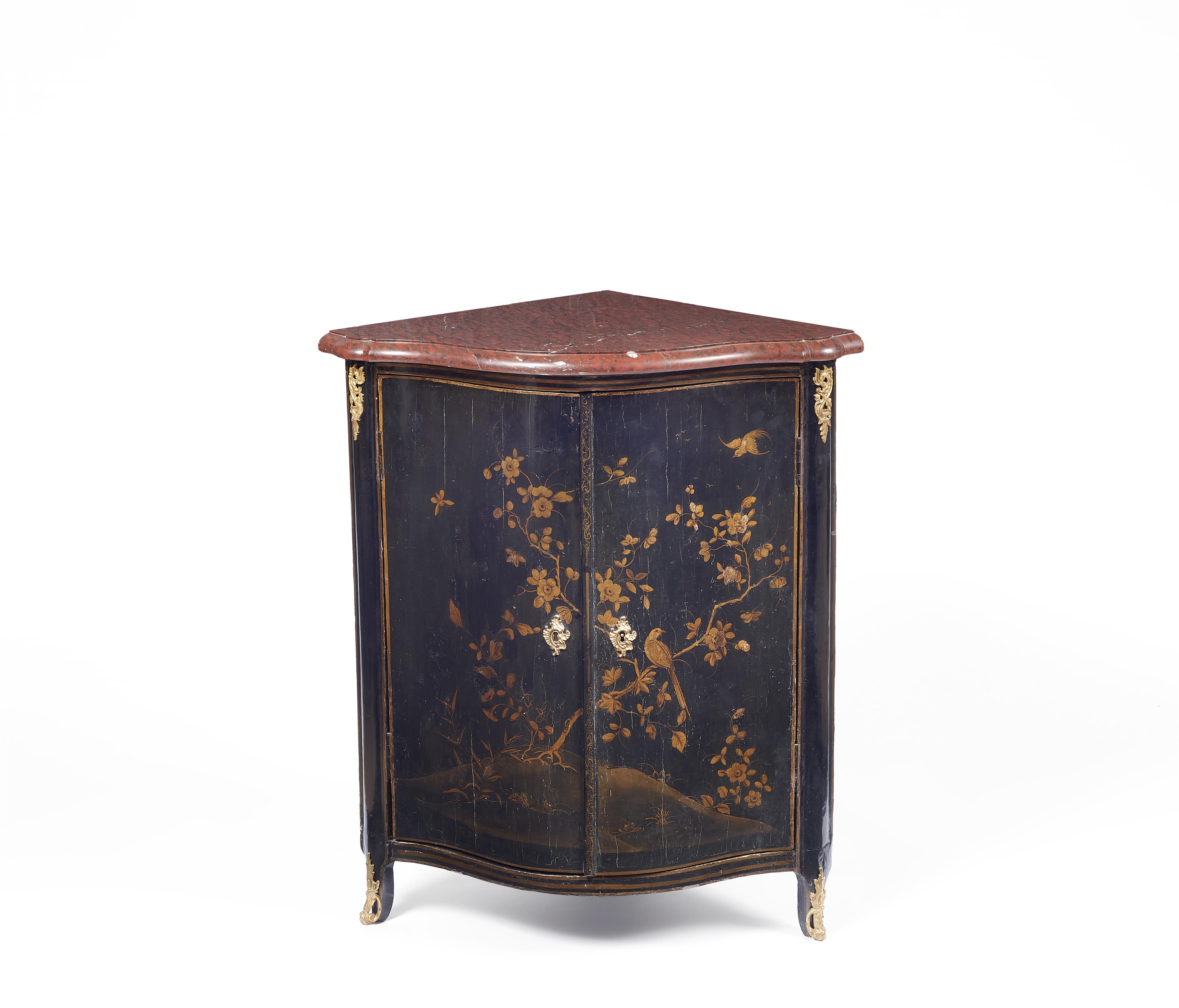 A Parisian corner cabinet with Japanese style lacquer decor - image-2