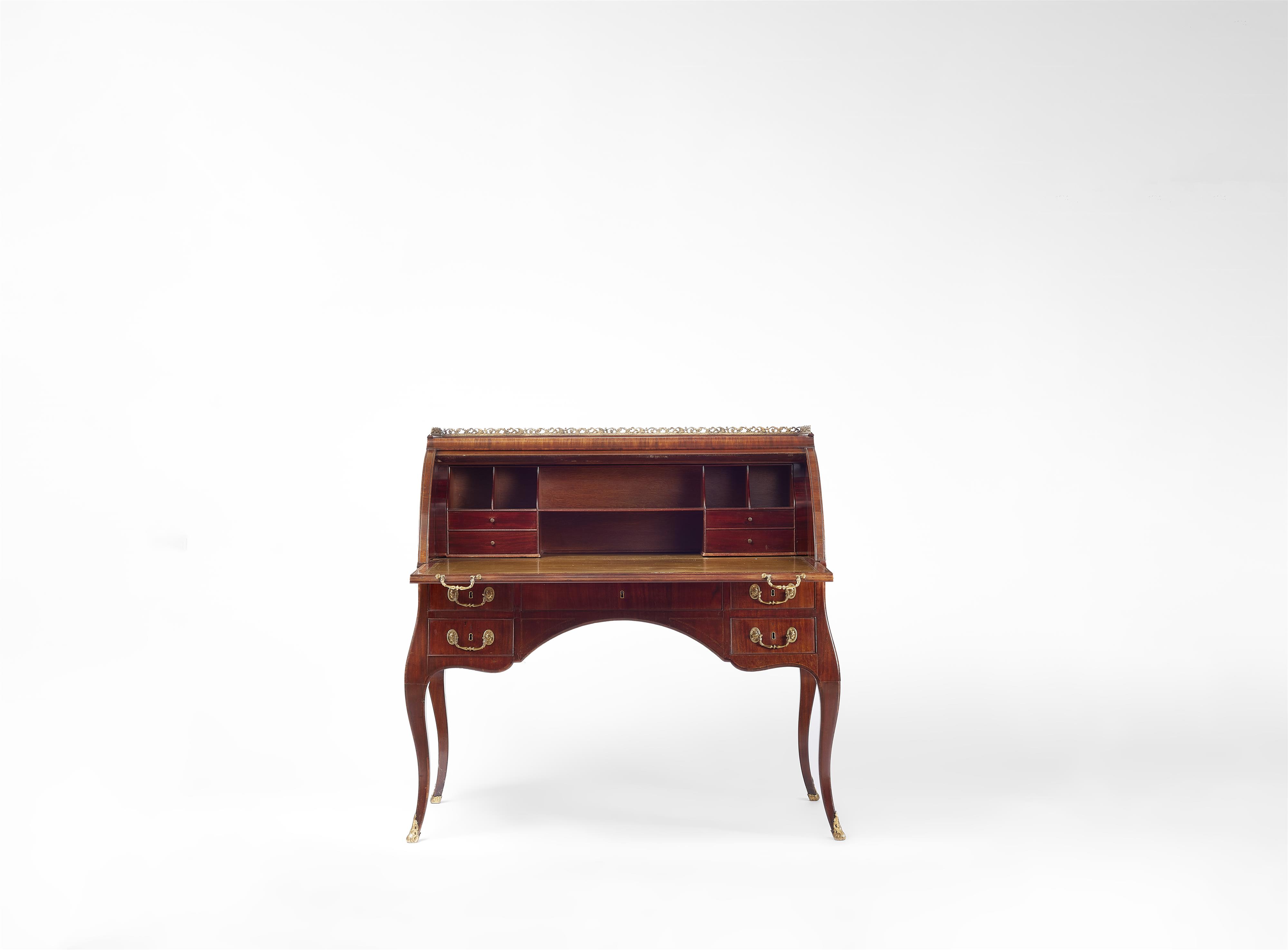 An early cylinder bureau by David Roentgen - image-2