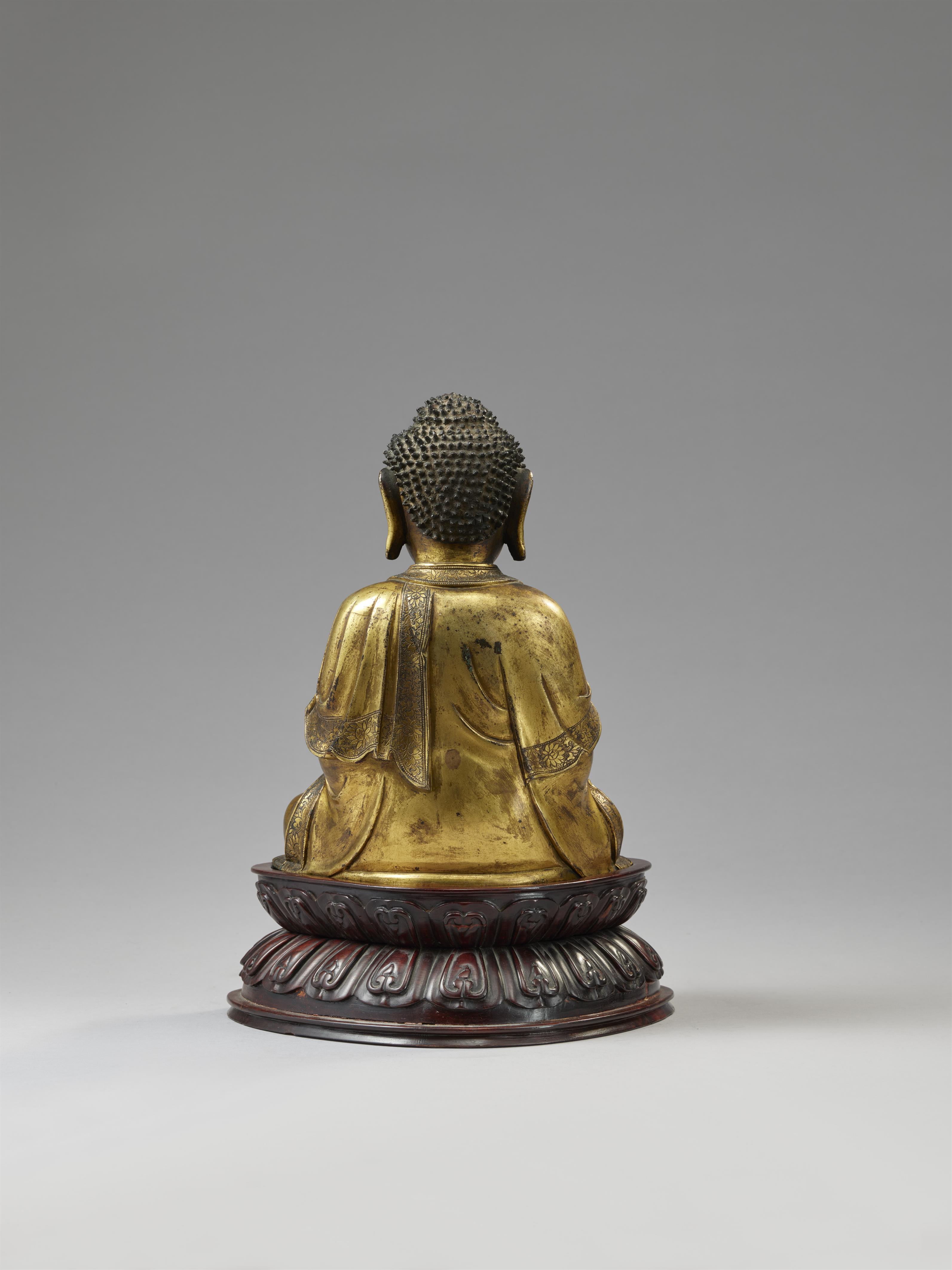 A gilt-bronze figure of the Medicine Buddha. Ming dynasty, 17th century - image-2