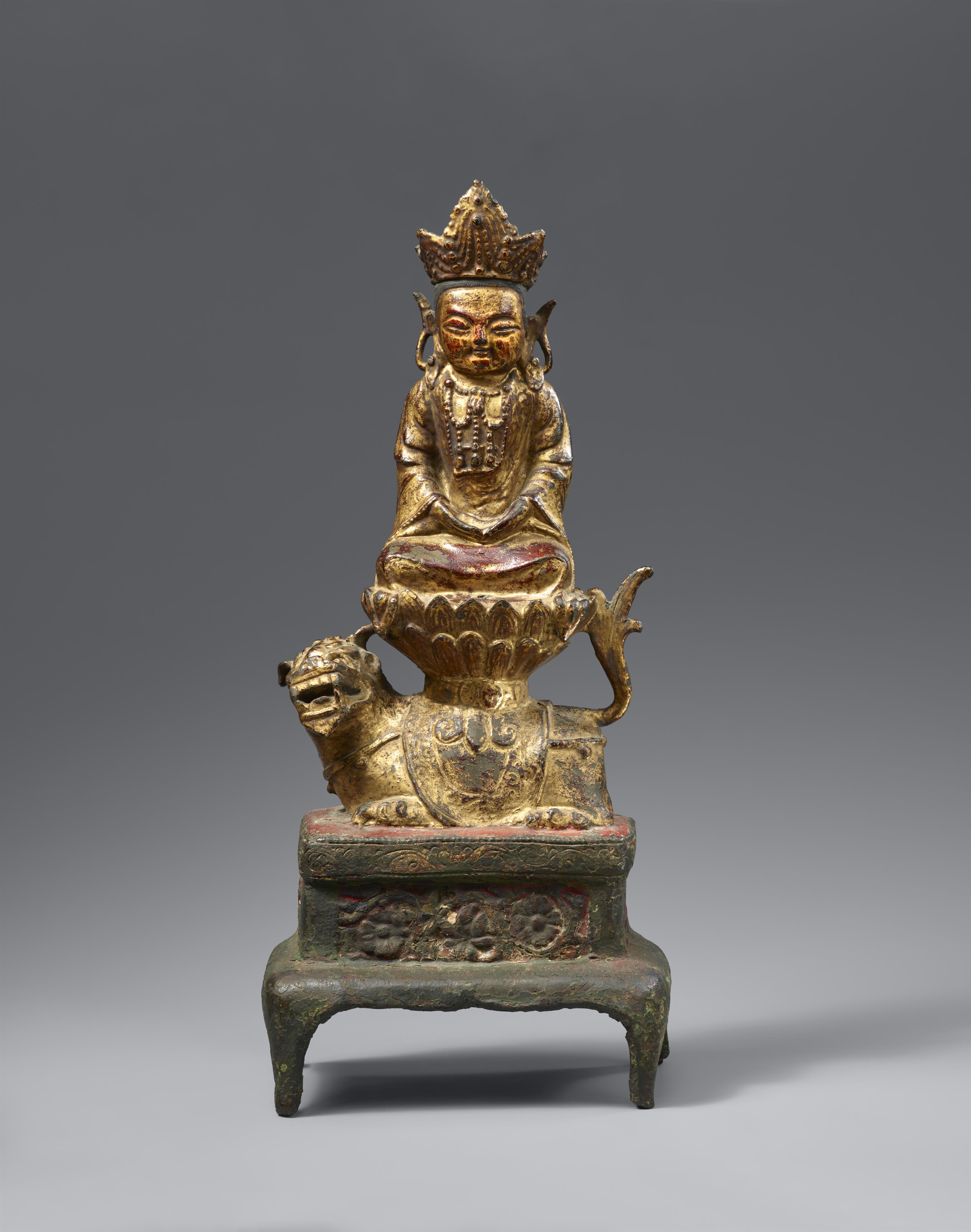 Bodhisattva auf einem Löwen. Bronze mit vergoldeter Lackfassung. Ming-Zeit, 16. Jh. - image-1
